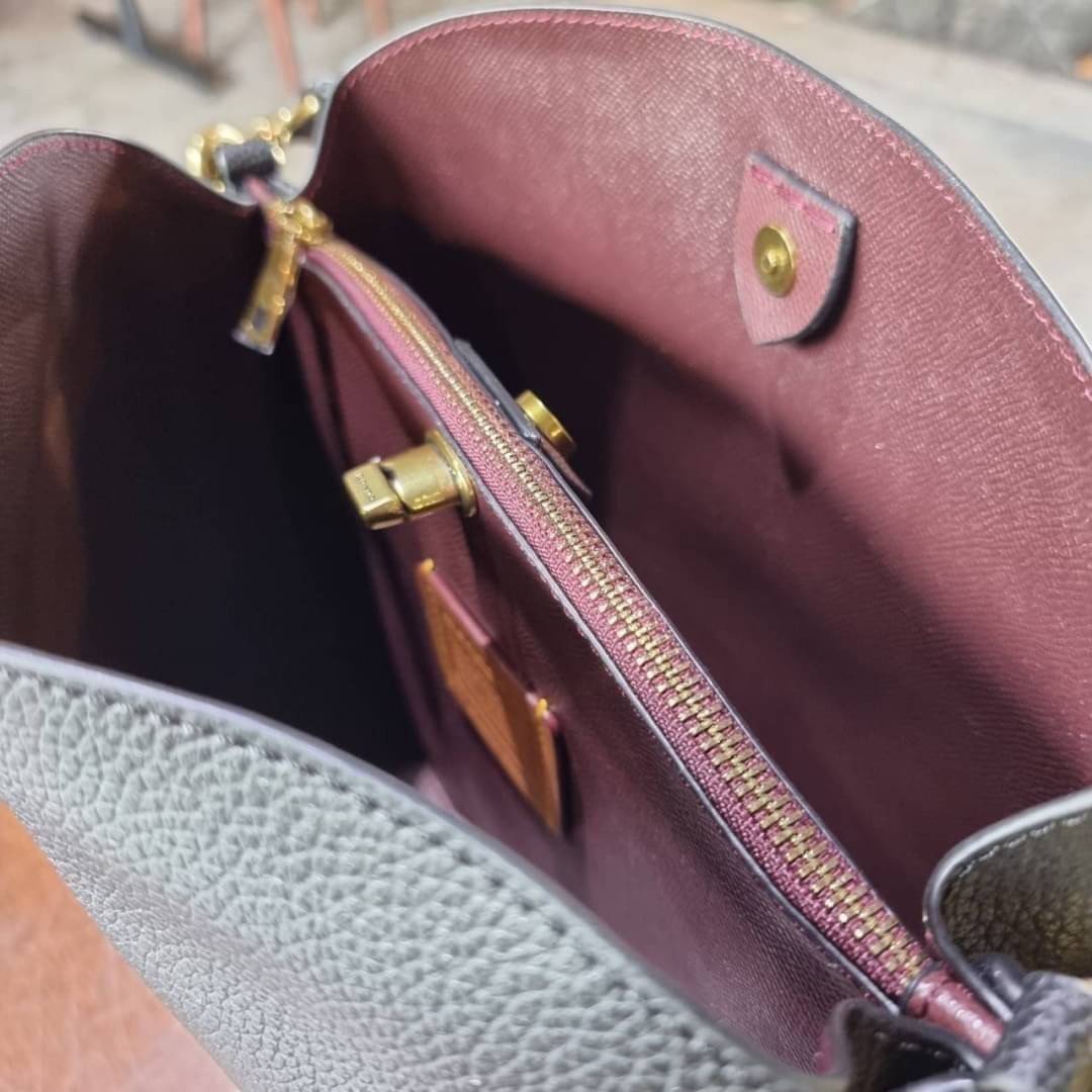 COACH WILLOW SHOULDER BAG ((C2745//C2590//C2621)) พร้อมส่งที่ไทย รุ่นแนะนำค่ะ🔥🔥 🔺กระเป๋าหิ้ว//คล้องไหล่//สะพายข้าง สุดคุ้ม! หนังแท้ชั้นดี ได้ไปหลงรักแน่นอนค่ะ หนังสวยมากๆ😘 🔺ตัวกระเป๋าแบ่งเป็นสองช่องหลัก ด้านนึงเป็นแ