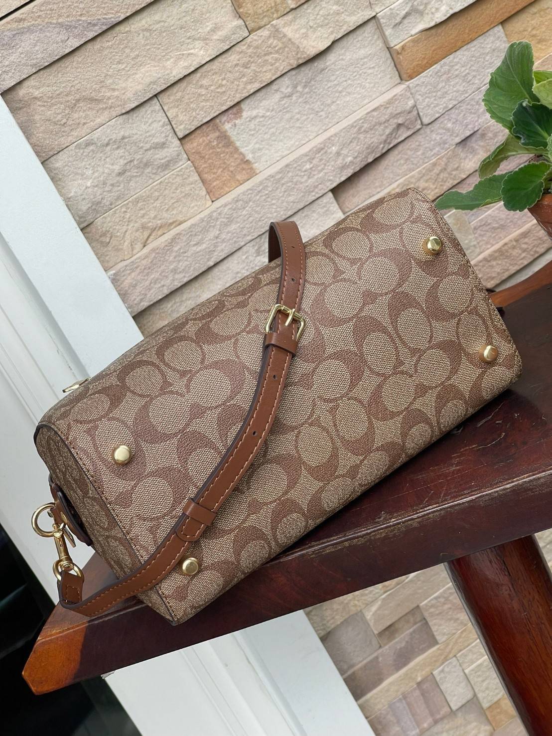 COACH Signature Canvas Rowan Satchel Crossbody จุดเด่นของกระเป๋าทรงsatchel bag คือรูปทรงของกระเป๋าดูแข็งแรง มั่นคง ไม่เสียทรงง่าย มาพร้อมหูหิ้วที่ด้านบนของกระเป๋า ลายแคนวาสที่เป็นซิกเนเจอร์แบบเอกลักษณ์ ช่องใช้งานทุ้งภายในและภายนอก นอกจากนี้ กระเป๋าประเภทน