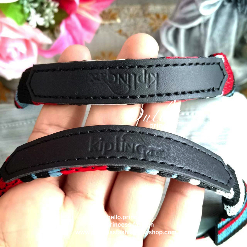 KIPLING 3 WAYS MINI BACKPACK ซับในตาราง 👍กระเป๋าสะพายรุ่นใหม่วัสดุ Nylon & Polyester 100% 👍หูหิ้วมีลายปั้มแบรนด์ 👍สายสะพายยาวเลื่อนปรับได้ถอดได้ 👍สามารถถือหรือสะพายได้ จะสะพายไหล่ สะพายเฉียง Crossbody หรือจะคล้องสายเป็นเป้ส