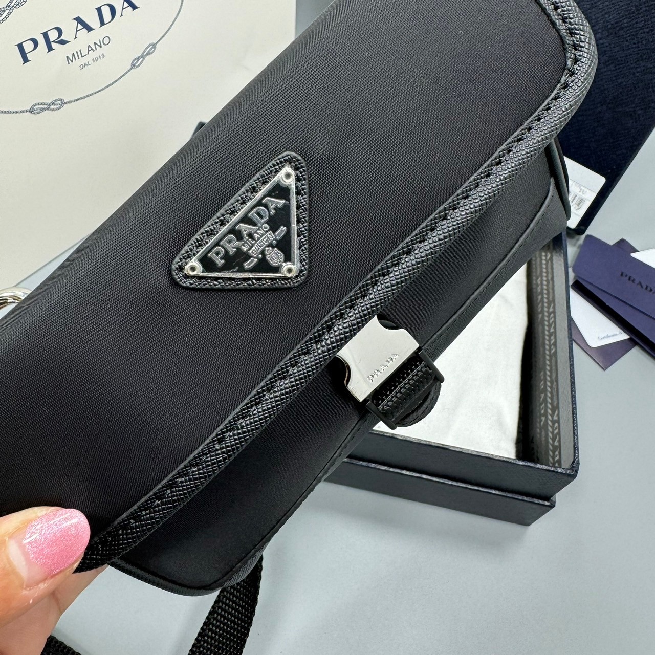 PRADA Re-Nylon and Saffiano leather smartphone case / PRADA Crossbody Nylon Men Bag กระเป๋าสะพายใบกะทัดรัด เป็นใบที่ท่านชายควรมีมาก งานสวยเท่ห์ ใช้ได้ทั้งชายหญิง เหมาะกับ everyday look มากๆค่ะ