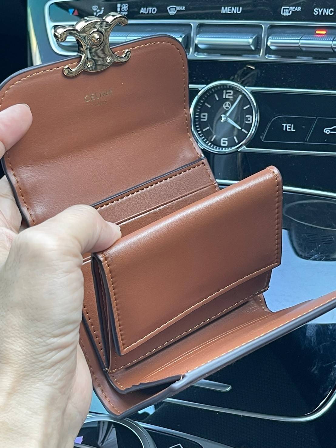 CELINE SMALL TRIOMPHE WALLET IN TRIOMPHE CANVAS กระเป๋าสตางค์ผู้หญิงทรงสั้นดีไซน์สวยงามหรูหรา ออกแบบให้เป็นทรงพับ เปิด-ปิดด้วยกระดุมที่สามารถปรับขยายขนาดกระเป๋าได้เมื่อใส่ของเยอะ ภายในแบ่งเป็น 3 พับ มีฟังก์ชั่นการใช้งานที่ครบครัน คือ ช่องใส่ธนบัตร ช่องใส่