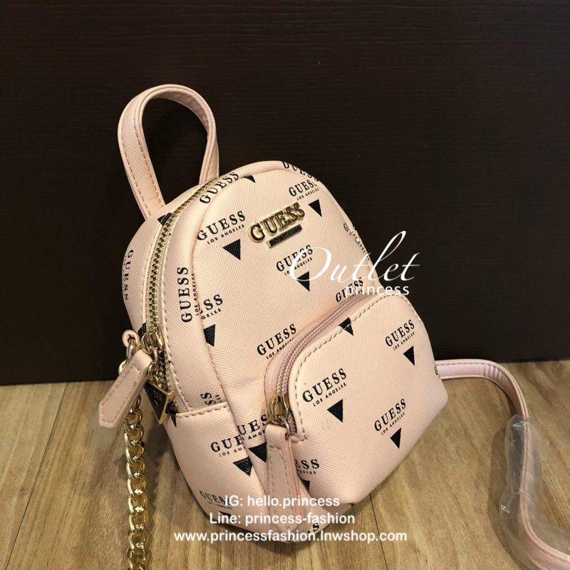 GUESS Factory Women's Evan Mini Crossbody กระเป๋าสะพายใบเล็กสุดน่ารักจาก guess มาแล้วค่า ไอเท็มสุดน่ารัก วัสดุทำจาก pu สกรีนลาย เย็บลายตาราง และ ปั้มลายซิกเนเจอร์ สุดน่ารัก ด้านหน้ามีโลโก้ มีพวงกุญแจสวยเก๋ สายสะพายมีสายโซ่สลับหนังปรับได้ 5 ระดับ ด้าน