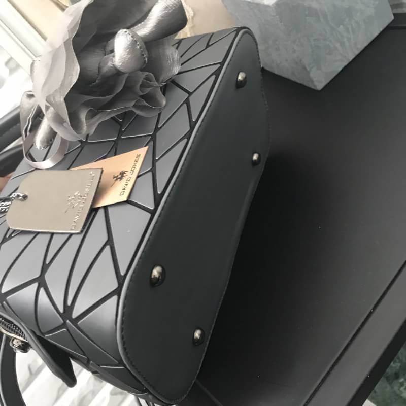 ☃ #กระเป๋าจากงานOutletแท้ 🎈#ภาพถ่ายจากงานขายจริงทั้งหมดนะคะ 🎄 สีเข้าใหม่รุ่น หายากคะ 👍ทรง speedy ขายดี น่ารักมาก สี Metallic grey ( สีเทาเข้มคะ ) มาพร้อมกระต่ายเข้า set เลิศคะ กระเป๋า จากแบรนด์ David Jones กระเป๋าสะพายข้างดี