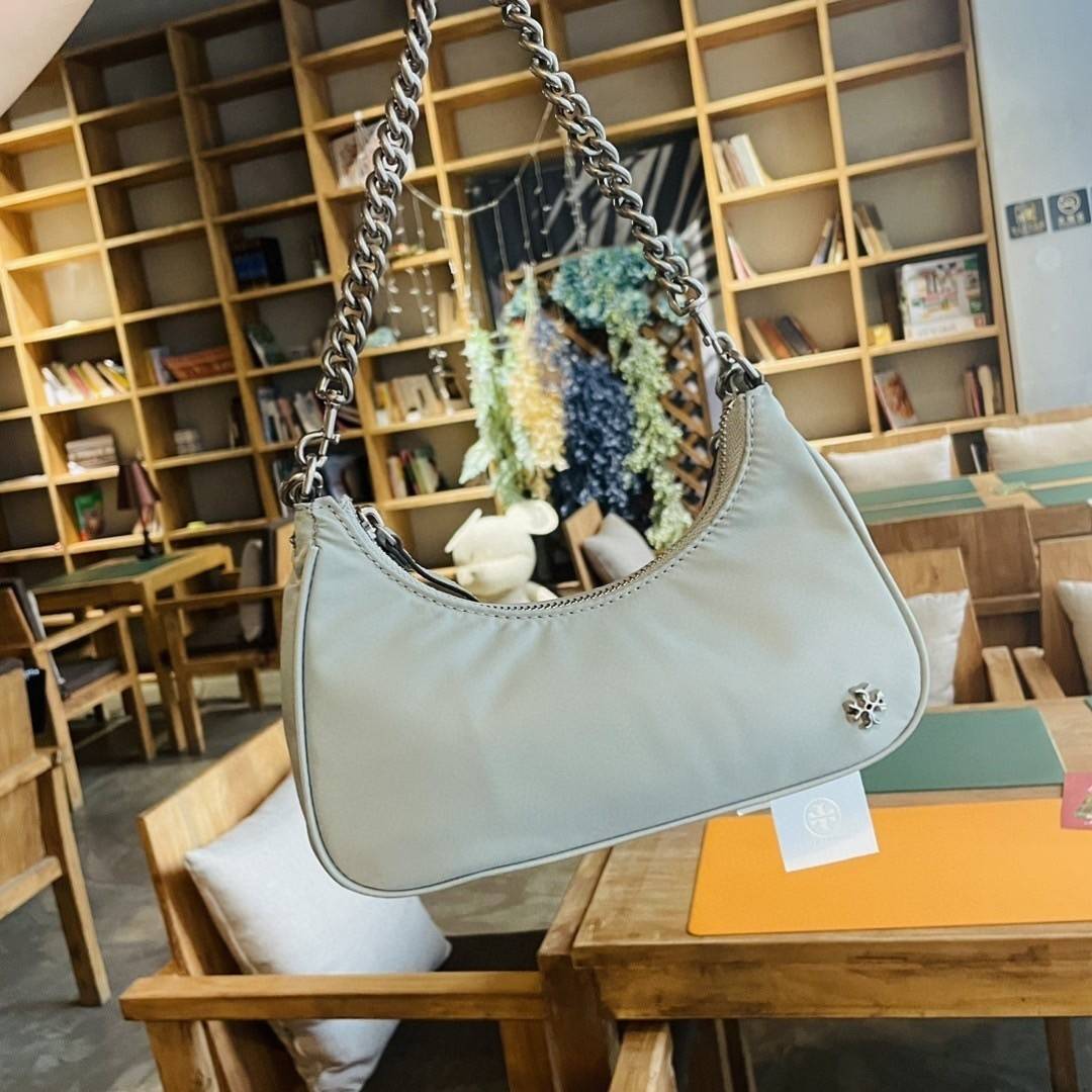 TORY BURCH handbag / TORY BURCH shoulder bag พร้อมส่งที่ไทย Tory Burch 151 Mercer Small Crescent Bag กระเป๋าถือหรือสะพายไหล่ วัสดุNylon อะไหล่เงิน น้ำหนักเบา พกพาสะดวก ใส่โทรศัพท์ iIphone+ ได้ ด้านในโล่งมีช่องเล็กใส่บัตร 2 ช่อง มาพร้อมสายสั้น สายหนัง+สายโ
