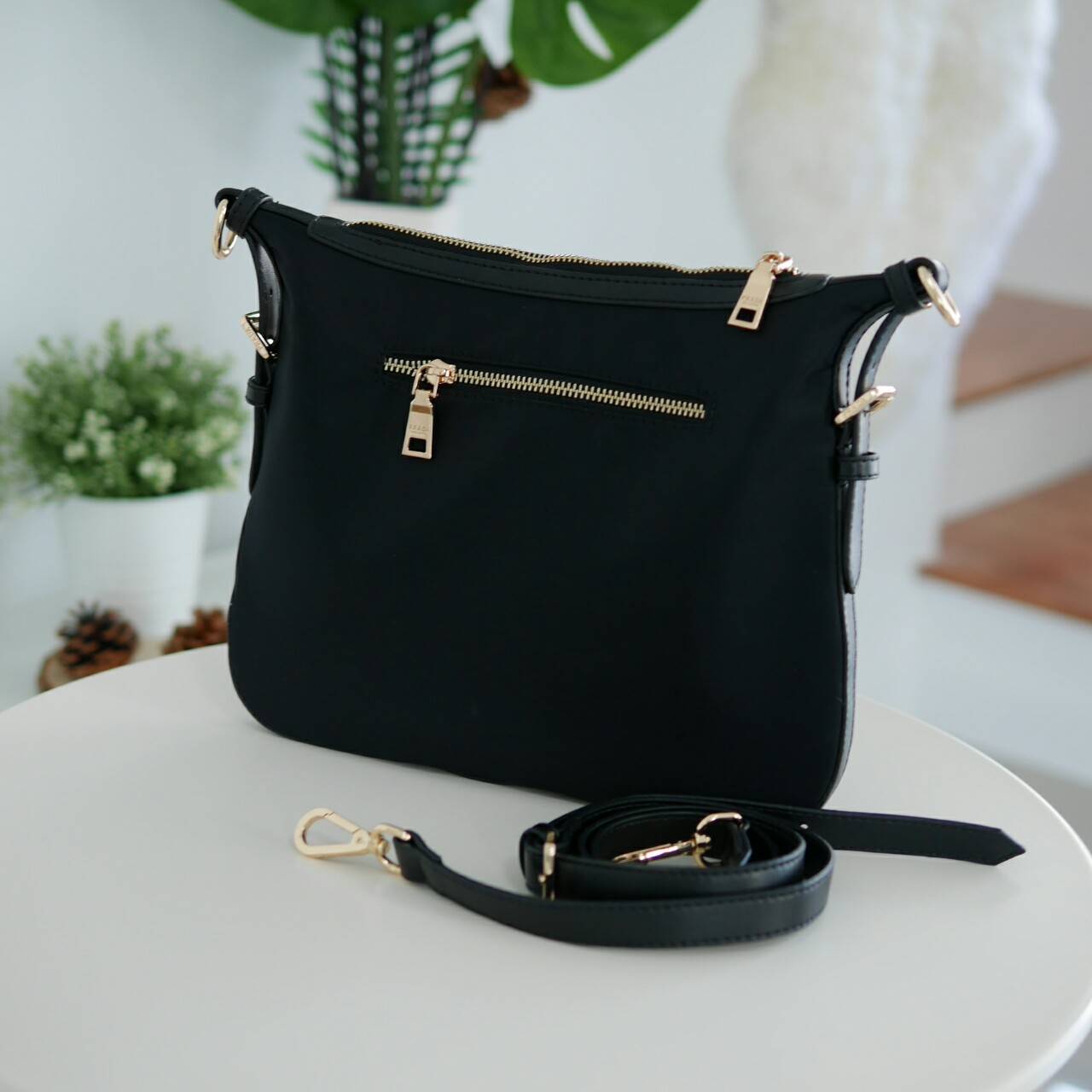 Prada Tessuto Saffiano Nylon and Leather Crossbody Messenger Bag กระเป๋าสะพาย ทรงสวย ดูโดดเด่น จากแบรนด์ Prada แท้ 100% ทำจากวัสดุผ้าไนล่อน เนื้อหนา คุณภาพดี อะไหล่ทอง สวยหรูดูแพง ซับในพิมพ์ลายแบรนด์สวยๆ ตามแบบฉบับแบรนด์ ใส่ IPad, เครื่องสำอางค์, กระเป๋าส