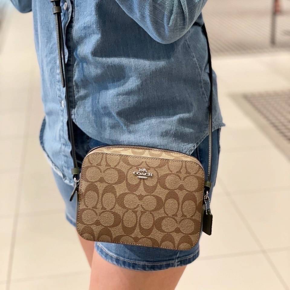 COACH 91677 MINI CAMERA BAG IN SIGNATURE CANVAS สีมาใหม่ รุ่นขายดีที่สุด!! กระเป๋าสะพายข้างไซส์มินิ คลาสสิคอยู่ทรง อะไหลเงินเรียบหรู วัสดุหนังแคนวาสเคลือบลาย เปิด-ปิดด้วยซิป สายสะพายปรับได้ตามตัว ใบนี้แมทช์ได้ทุกลุค ใช้เป็น everyday bag ได้สบายๆเลยจ้า &#x