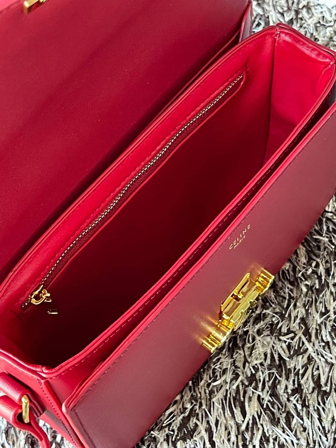 Celine MEDIUM TRIOMPHE BAG IN SHINY มีรูปทรงเป็นกล่องคล้ายกับกระเป๋า Classic Box แต่มีการออกแบบโลโก้ที่สะดุดตาแบบวินเทจ ด้วยดีไซน์ที่ดูโฉบเฉี่ยว แต่คงความคลาสสิคอย่างเต็มเปี่ยม ทำให้เป็นที่ดึงดูดความสนใจของสาวๆ สายสะพายสามารถปรับระดับได้ มีความคล่องตัวในก