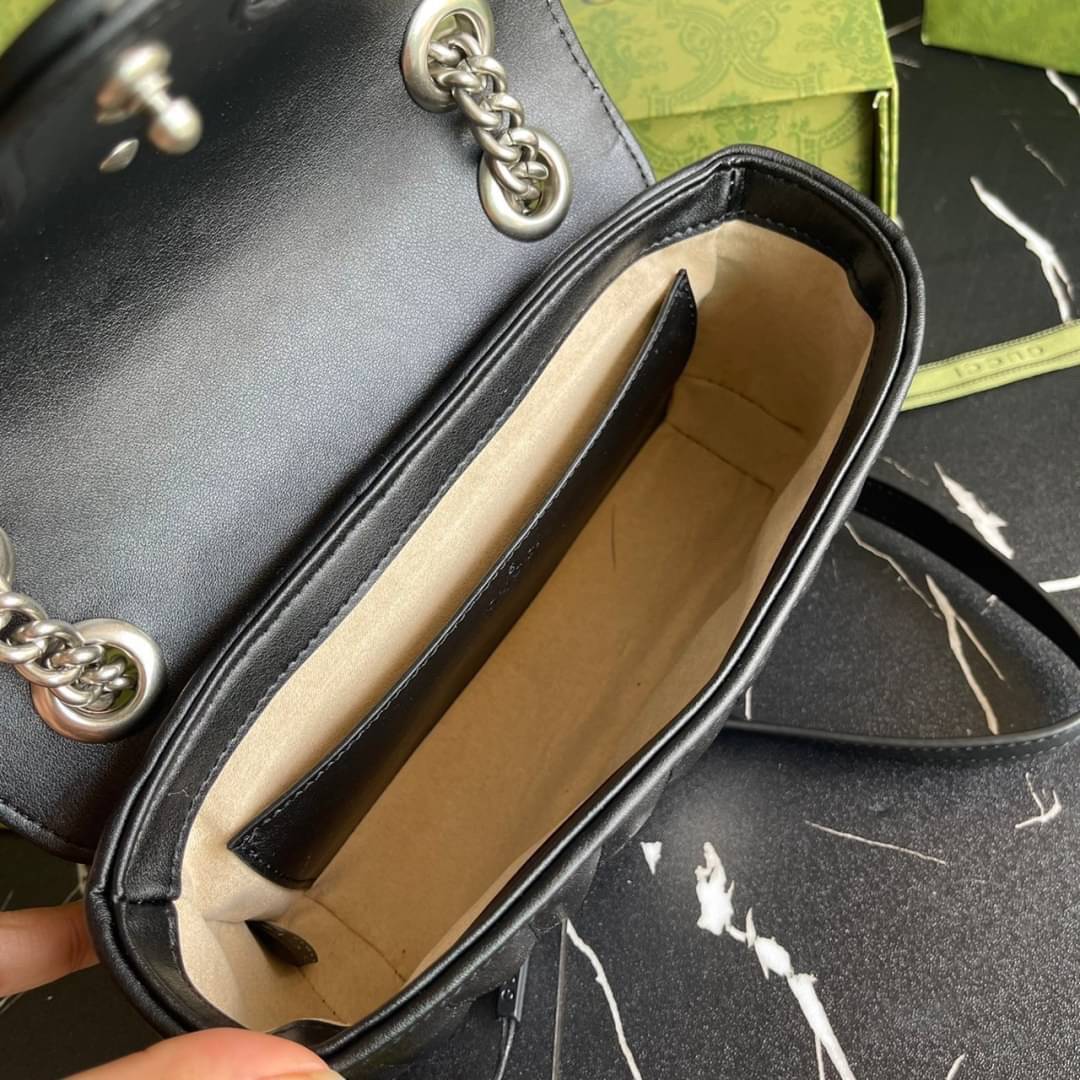 หนังแท้ GUCCI GG Marmont leather shoulder bag แบบใหม่ล่าสุด ราคานี้หนังแท้คือคุ้มมากเลยค่าสาวๆ ต้องจัดแล้วน้าา ยกระดับความหรูให้กับตัวเองกันหน่อย ด้วยกระเป๋ารุ่นนี้!! ครอสบอดี้ที่ดีไซน์หรู อัพเลเวล ในราคาที่จับต้องได้ พร้อมเสิร์ฟความสวยตรงถึงบ้านแล้วจ้า