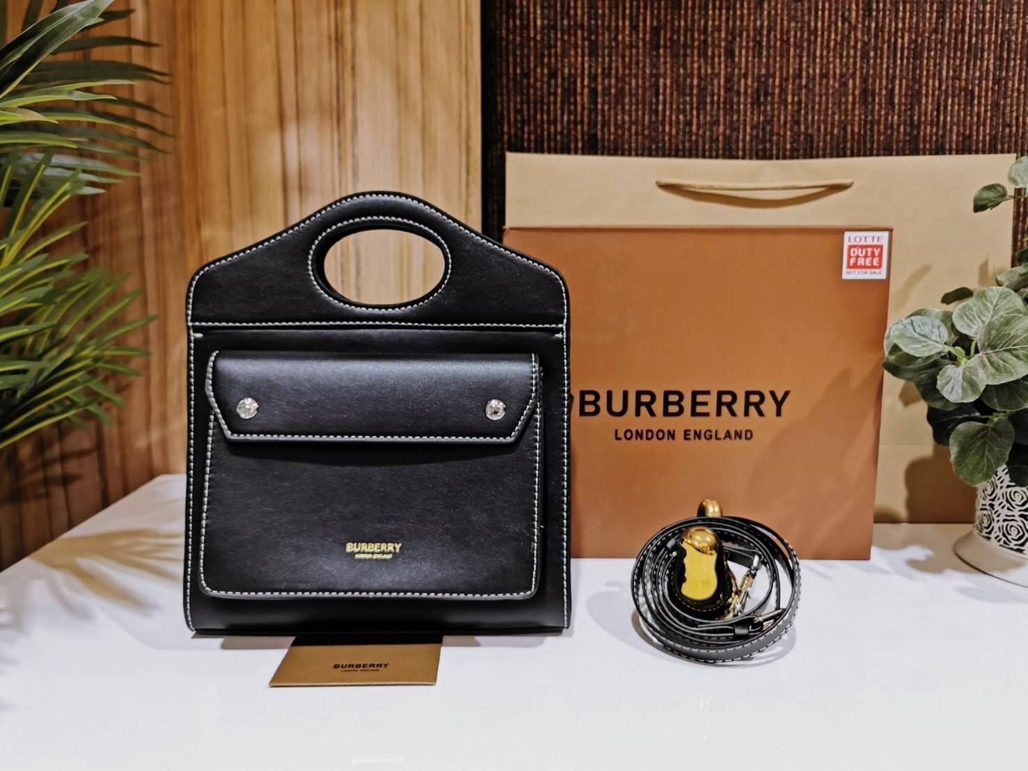 BURBERRY FRAGRANCES CROSSBODY BAG VIP GIFT WITH PURCHASE (GWP) พรีเมี่ยมกิ๊ฟ Limited Edition ใหม่ล่าสุดจาก BURBERRY PERFUME วัสดุหนังแท้ Calf Skin ทรงเหลี่ยม ดีไซน์สวยหรูอยู่ทรง ด้านหน้ามีช่องใส่ของ ภายในโล่งกว้าง มีช่องซิปแบรนด์ สามารถใส่กระเป๋าสตางค์ใบย