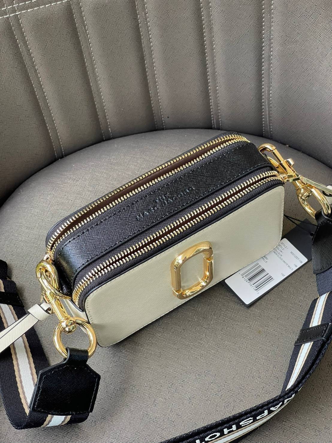 Marc Jacobs Snapshot Bag กระเป๋าแบรนด์ดังจากสัญชาติอเมริกัน นับได้ว่ารุ่นนี้เป็นรุ่นทรงฮิตเลยทีเดียว โดยด้านหน้ากระเป๋าจะเป็นโลโก้แบบโลหะที่เป็นสัญลักษณ์ของแบรนด์นี้ มาพร้อมสายสะพายที่จะสะพายยังไงก็ดูโดดเด่น เพราะขนาดใหญ่ที่สกรีนตัวอักษรโลโก้ ในรูปแบบต่าง