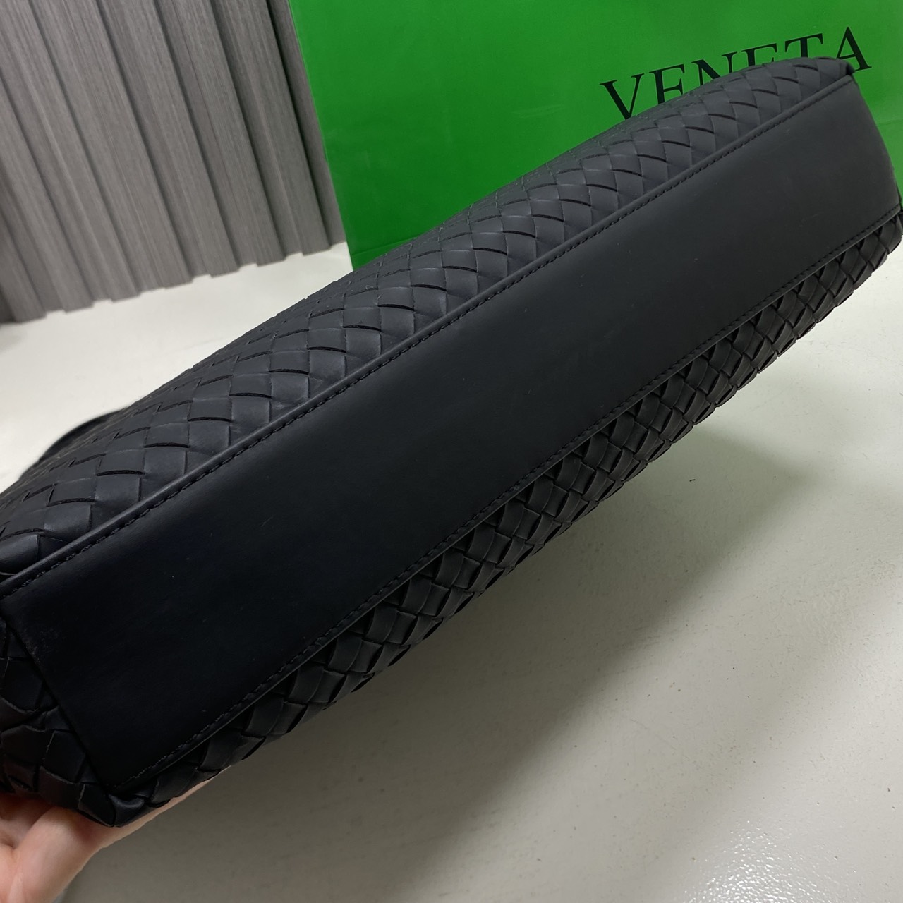 ORI หนังแท้ | Bottega Veneta Getaway Briefcase / Bottega Messenger Bag กระเป๋าใส่เอกสาร กระเป๋าทรงแมสเซ็นเจอร์ สวยเรียบหรูคลาสสิกเป็นเอกลักษณ์ โดดเด่นด้วยงานสานตาราง ดีไซน์เรียบง่าย แต่ดูแพง