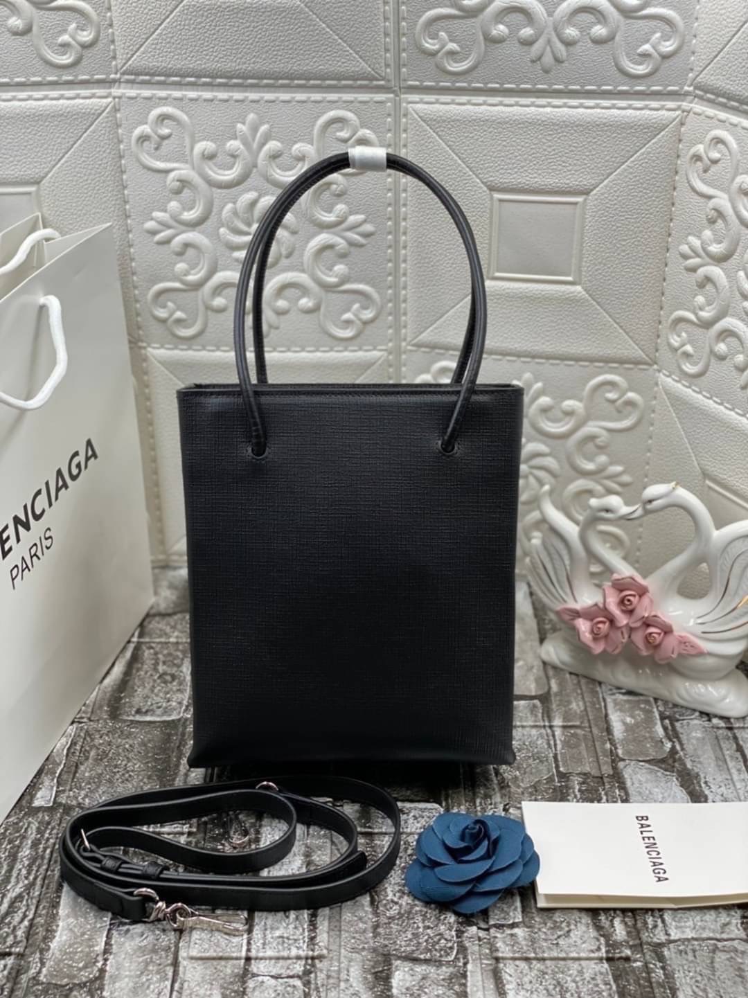 หนังแท้ BALENCIAGA XXS TOTE / Balenciaga shopping tote xxs พกกระเป๋าช้อปปิ้ง ไปทุกที่ในฤดูกาลนี้ ดีไซน์ที่ใช้ได้ทุกวันตั้งแต่หนังแบบมีเท็กซ์เจอร์ ภาพสินค้าถ่ายจากงานขายจริง ใช้งานต่างประเทศได้