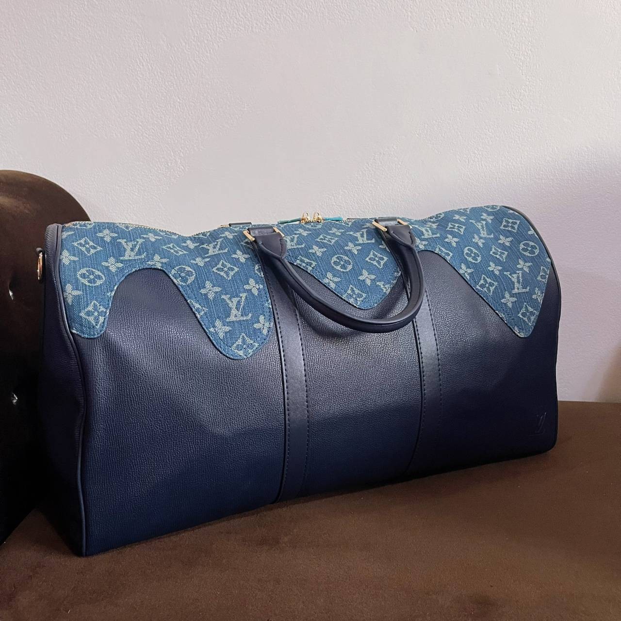 หนังแท้ LOUIS VUITTON KEEPALL กระเป๋าใบใหญ่จุใจ ใส่สัมภาระขึ้นเครื่องเดินทางได้ หูจับแข็งแรง สายสะพายยาวถอดออกได้ สะพายไหล่หรือ Crossbody ก็ดูดี ใช้ได้ทั้งชายหญิง ภาพถ่ายสินค้าจริง ไอเท็มนี้สวยน่าใช้สุดคุ้มมากๆ ห้ามพลาดเลยค่ะ! ราคานี้ถือว่าคุ้มมากค่า