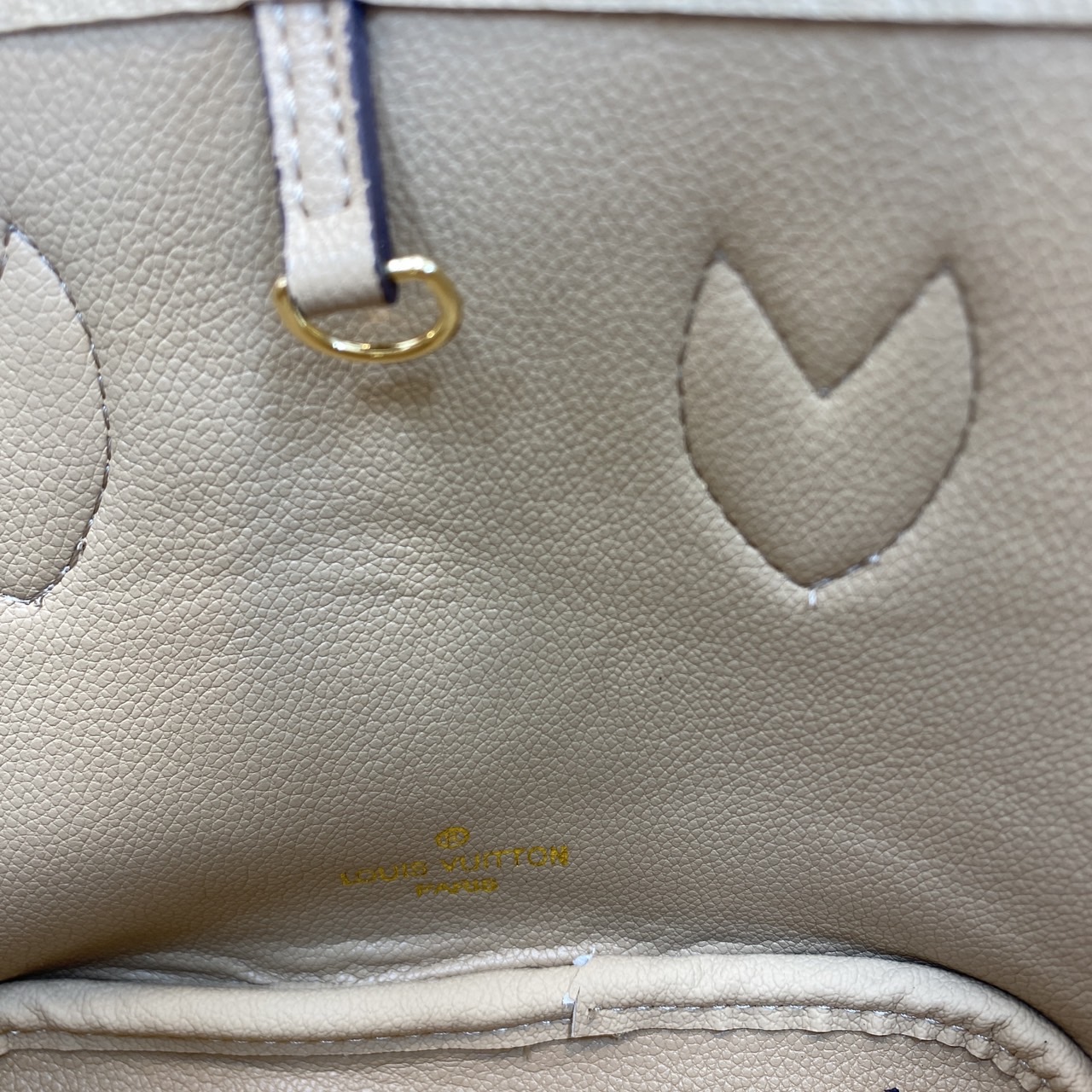 LV Neverfull Bandoulière Inside Out BB Bag กระเป๋าทรงโท้ทไซส์เล็ก พร้อมใบลูกพิมพ์ลายแบรนด์สุดไอคอนิก ดีไซน์ใช้งานได้ทั้งสองด้าน ด้านหนึ่งรังสรรค์จาก Monogram แคนวาสเป็นเอกลักษณ์
