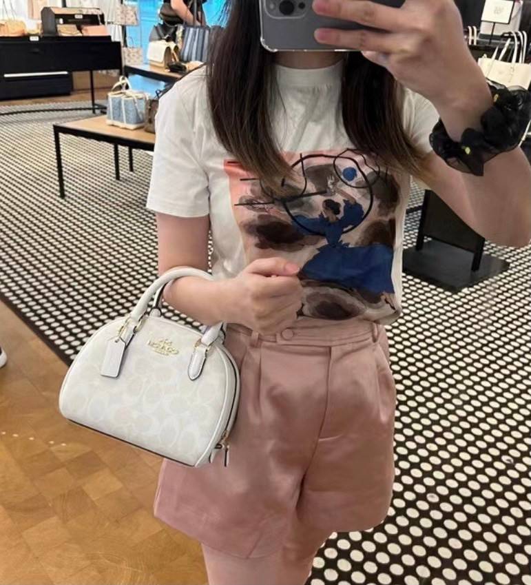 COACH SYDNEY SATCHEL BAG CA202 CA591 CB596 ใหม่ล่าสุด กับคอลที่สาวๆต้องหลงรัก กระเป๋าสะพายทรง satchel ที่มีรูปทรงดึงดูดสายตา สวยแรกเห็น วัสดุหนัง crossgrain พร้อมหูจับในตัว เปิด-ปิดด้วยซิป ภายในโล่งกว้าง ขนาดกำลังดี มีสายครอสให้ ปรับได้ตามชอบ ใบจริงลูกคุณ