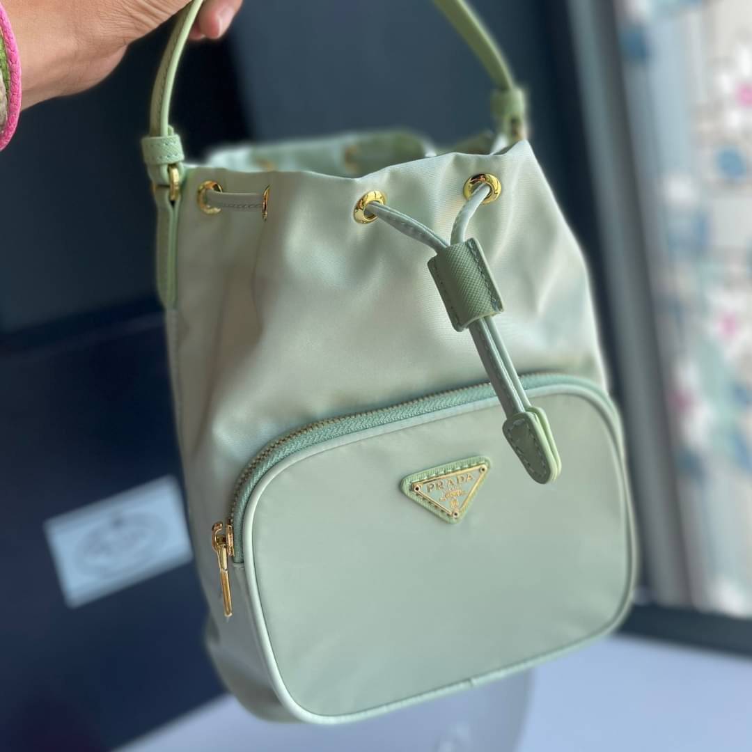 Prada Duet Re-Nylon Bucket shoulder bag / Prada Nylon bucket bag Pastel เกรดใช้สลับใบจริง ออริจินอล ใช้งานต่างประเทศได้ น้องสาวสุดสวยมาให้จับจองอีกหนึ่ง สีพาสเทลน่ารักละมุนมากๆ ค่ะ กระเป๋าสะพายข้าง ทรงขนมจีบ ไซส์มินิ ขนาดน่ารักน่าใช้มาก วัสดุขอบหนังแท้ แล