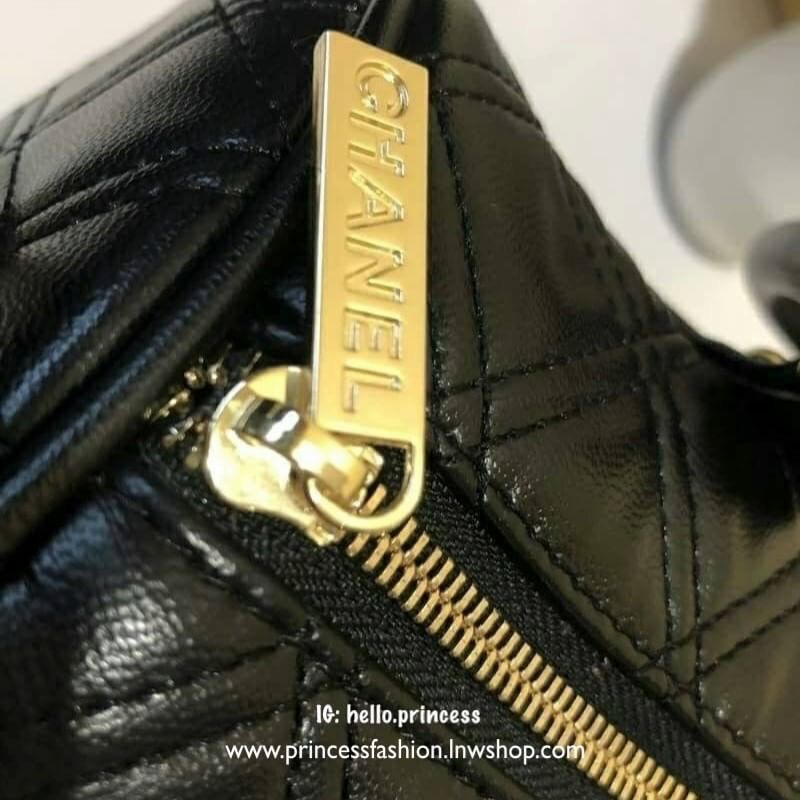 Chanel Bag กระเป๋าทรงหมอน วัสดุหนังแกะสัมผัสนิ่มมือ สังเคราะห์คุณภาพดีทนทาน น้ำหนักเบา เปิด-ปิดด้วยซิปอะไหล่ทอง ฐานรองหมุด4มุม มีสายยาว ปรับระดับได้ ภายในมีช่องใส่ของจุกจิก และซิปใหญ่ อีก1 ช่อง สายสะพาย จุของได้เยอะ น้ำหนังเบา ซื้อใช้เองหรือฝากเป็นของขวัญ