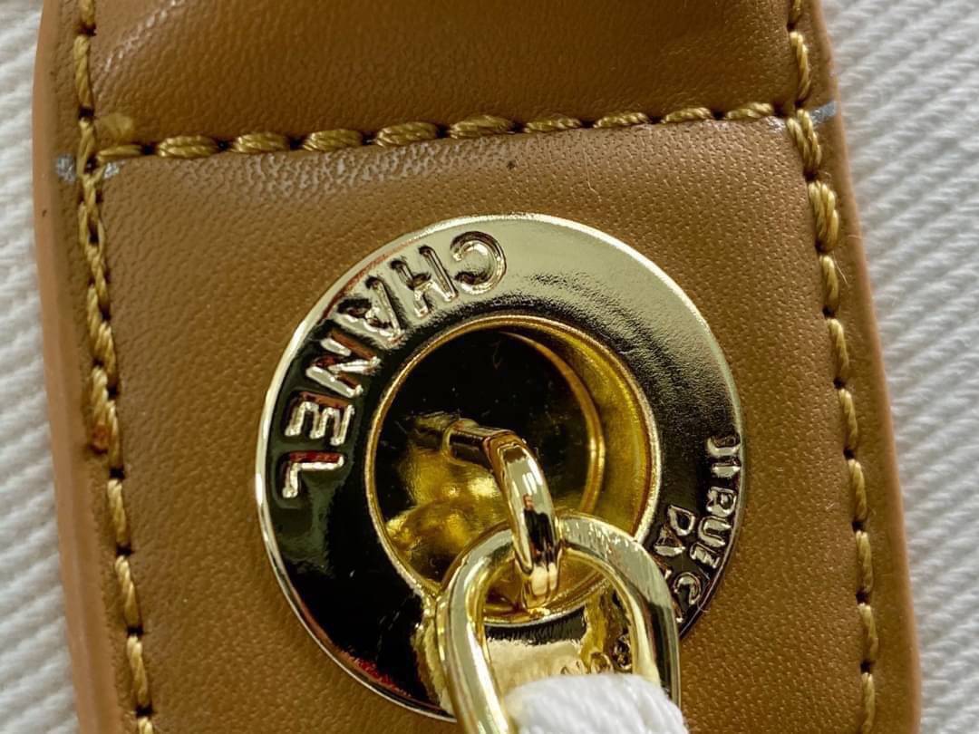 Chanel Shopping Bag VIP Gift denim canvas and leather กระเป๋าผ้าแคสวาส งานปักมุกหรูหรามาก เกินเรื่องมาก ดูแพงสุด!! งานแพงงานสวยจ้า ใบใหญ่จุใจใส่ของได้เยอะ ตามคำเรียกร้อง ถือชิคๆๆ เหมาะกับSummerสุดๆ มีใบเดียวจบ สวยหรูคุณนายสุดๆเลิศมากค่า