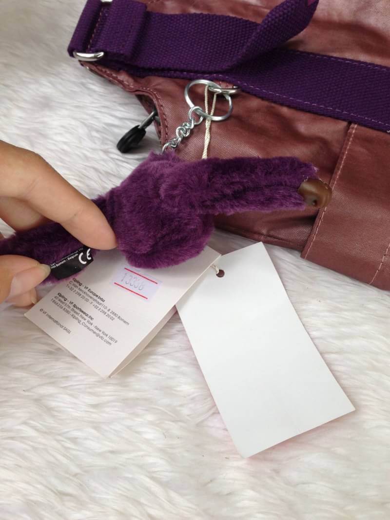 Kipling รุ่น Cicele กระเป๋าสะพายไหล่ใบใหญ่ สวยน่ารัก ตัวกระเป๋าด้านในเป็นช่องโล่งแบบปิดเปิดด้วยซิป มีช่องซิปด้านใน ด้านข้างกระเป๋า มี 2 ช่อง ปิดเปิด ด้วยเทป พร้อมที่ใส่โทรศัพท์ ปากกา และ MP 3 ในส่วนด้านใน และ ด้านข้างกระเป๋า ซ้าย-ขวา เป็นช่องขนาดเล็กสำหรั