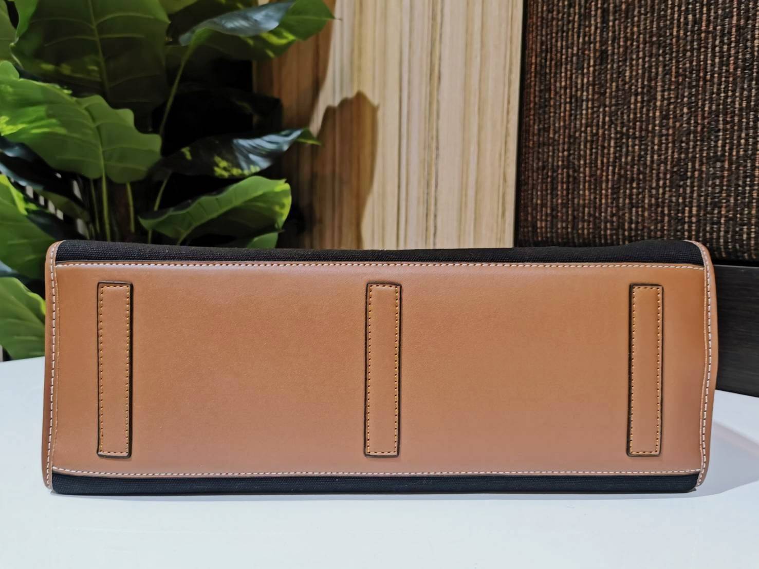 BURBERRY FRAGRANCES LARGE TOTE BAG วัสดุ Canvas & Leather ทรงเหลี่ยมมาในสี TwoTone ดีไซน์สวยอยู่ทรงสไตล์ Casual ด้านหน้ามีช่องใส่ของ ภายในโล่งกว้างและจุสุดๆสามารถใส่เอกสารA4 หนังสือ ของใช้ได้เยอะ น้ำหนักเบา อะไหล่แบรนด์สีทองหรู หูหิ้วหนังสะพายไหล่ได้ พร้อ