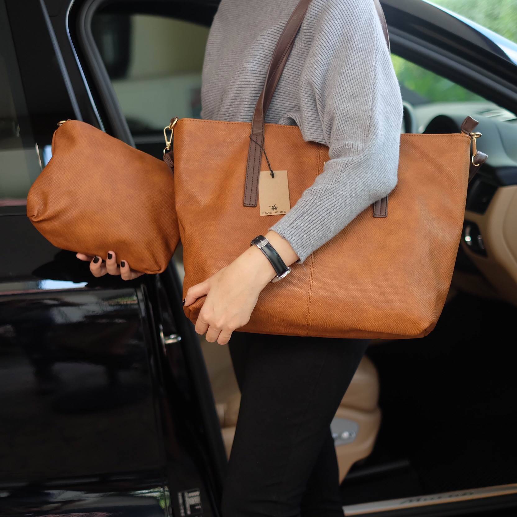 New Arrival ซื้อ 1 ได้ถึง 2 กระเป๋า ทรง Tote จากแบรนด์ David Jones ค่า ทรงนี้ นิยมถือกันมากๆ บอกเลยใบนี้ ของจริงสวยคะ หนังนิ้ม นิ่ม ค่า **ดีต่อใจ 😁❤️ 〰〰〰〰〰 รุ่นใหม่ล่าสุด หนังนิ่มมาก ใบนี้ มีใบเล็กแถมให้อีก 1 ใบค่ะ จะถือ หรือสะพานก้อได้ จุข