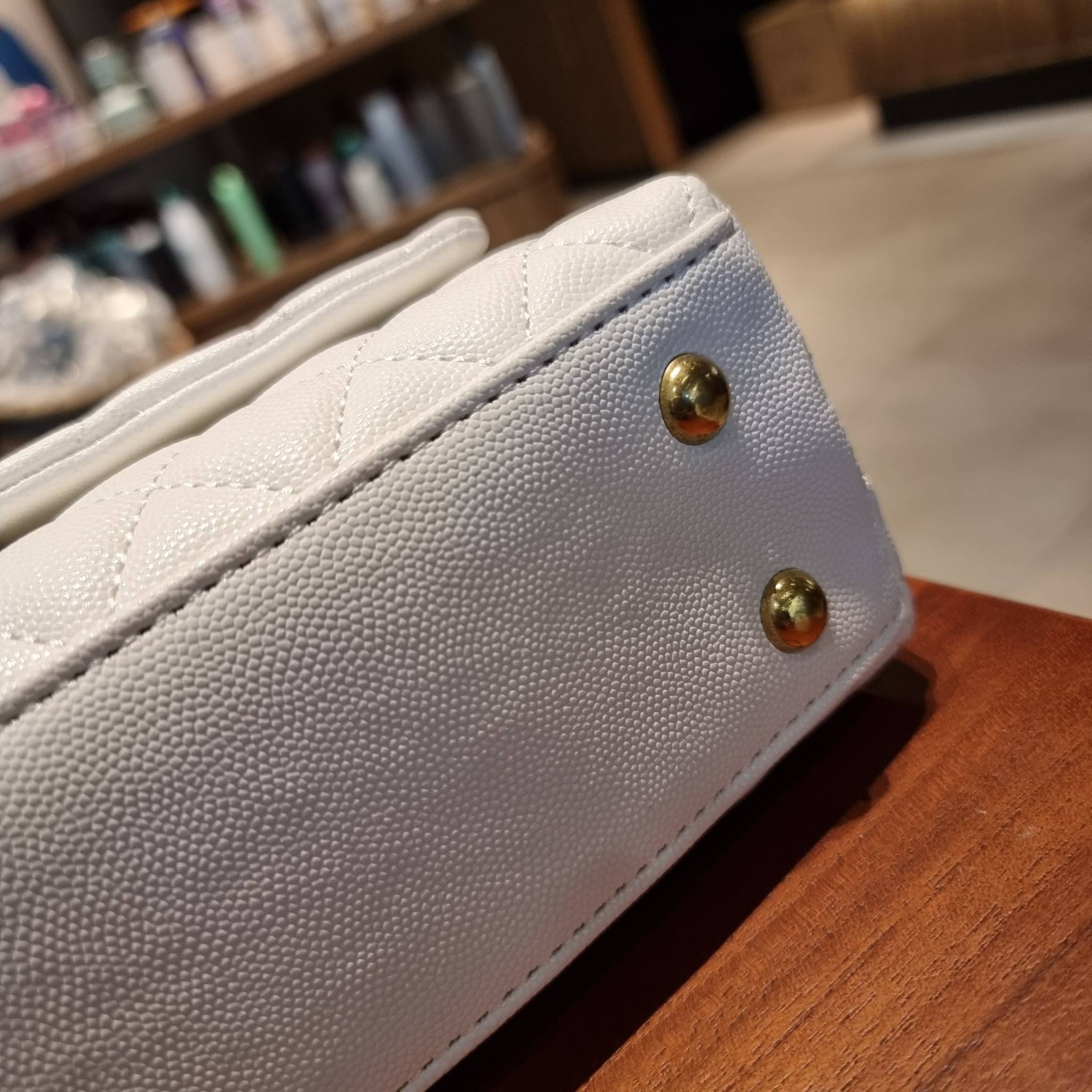 VIP 】รุ่นยอดฮิตตลอดกาล ไซส์กำลังสวย!! จากแบรนด์ Chanel กระเป๋าถือ/สะพาย หนังลายคาเวียร์ โลโก้เด่นชัด เปิด-ปิดกระเป๋าด้วยตัวบิดล็อค อะไหล่สีทองหรู ทรงสวยผู้ดี ภายในกระเป๋ามีช่องโล่งกว้างจุของได้พอสมควร มีช่องซิปแบ่งสัดส่วน ด้านหลังมีช่องเก็บของจุกจิกอีก 1 