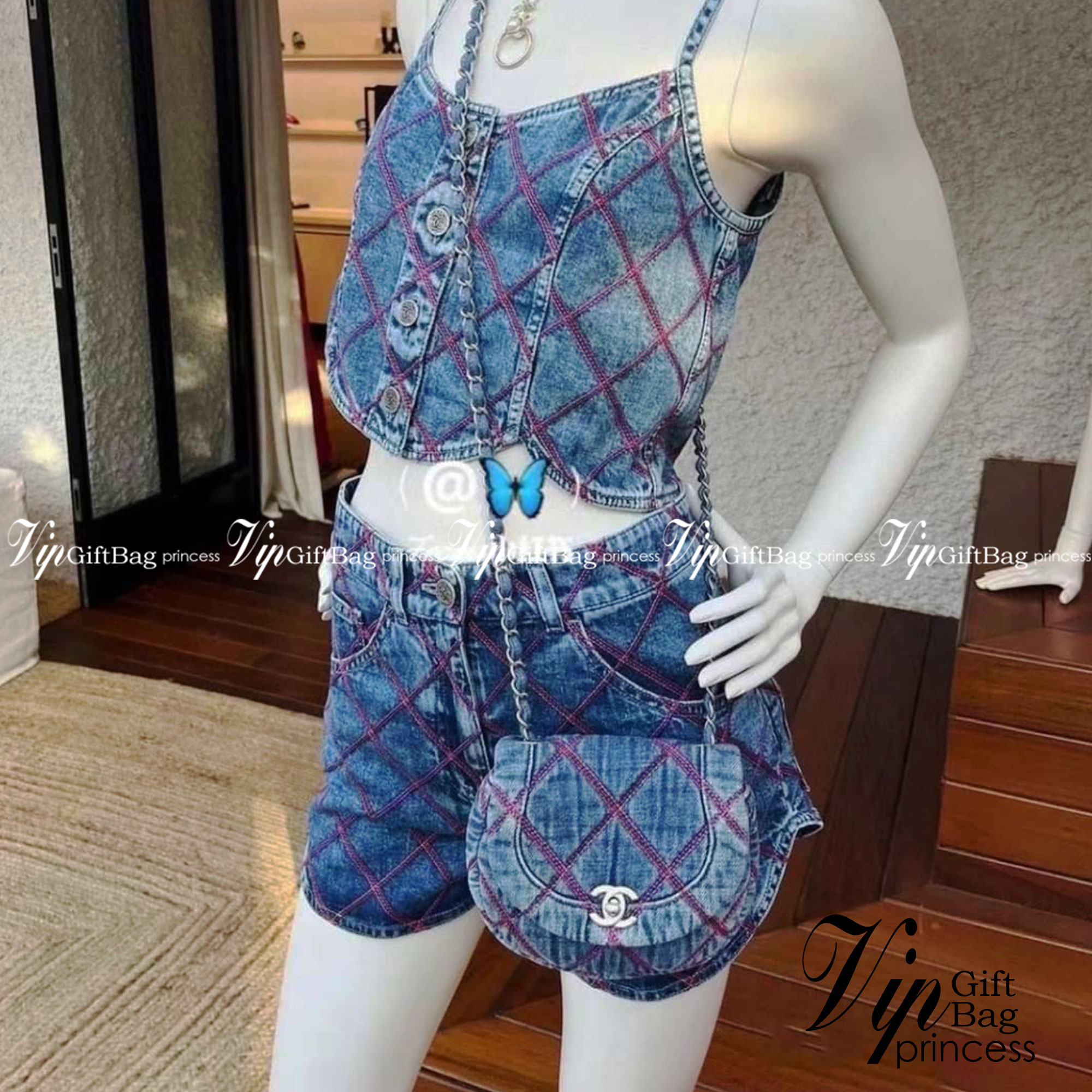 CHANEL 2022 COCO BEACH Denim Saddle bag / CHANEL Mini Flap Bag Denim Pearl Silver งานเดนิมน่ารักๆแบบเท่ๆ ไปเลยค่า พร้อมส่งที่ไทย จำนวนจำกัด สินค้าต้องมีติดตัวเลยค่าา! กระเป๋าคล้องไหล่หรือสามารถสะพายแบบครอสบอดี้ร์ได้ วัสดุเดนิมทั้งใบ สายสะพายแบบโซ่สวยงาม ข