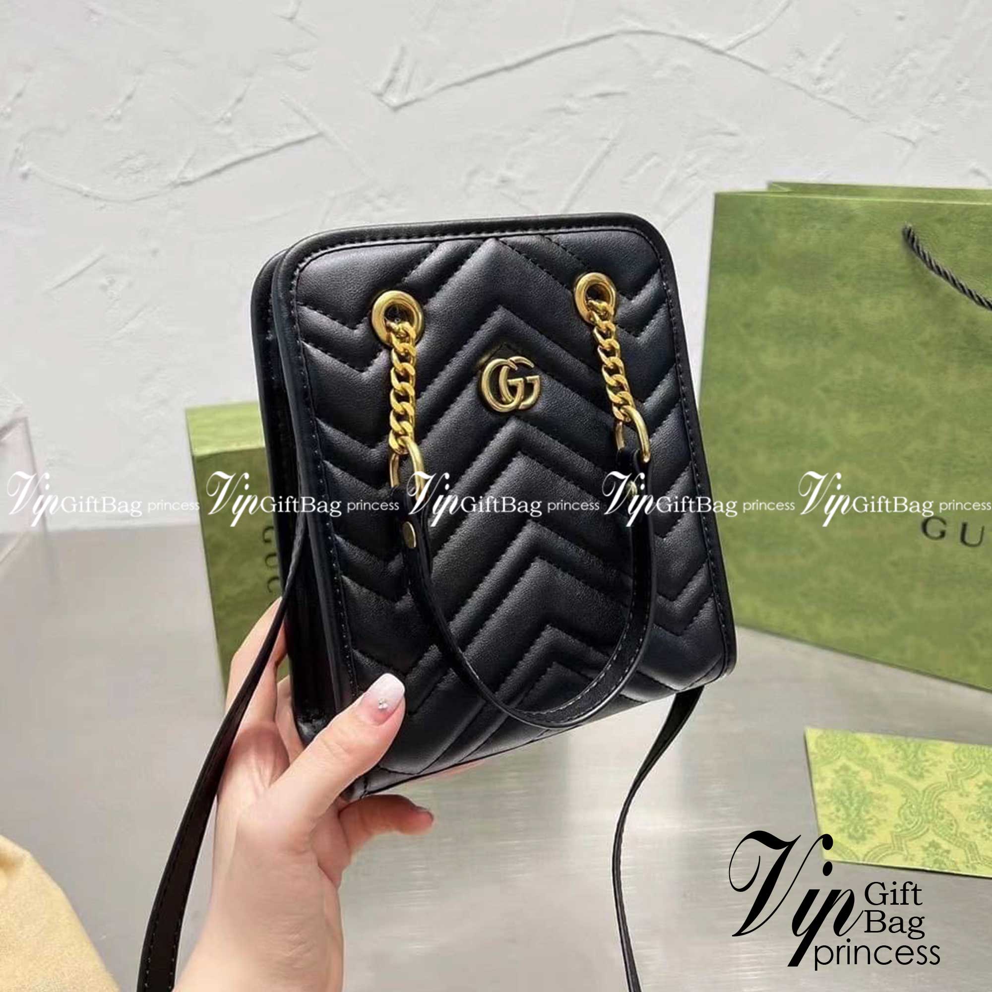 Gucci GG Marmont Matelasse Mini Bag / Gucci mini tote with chain bag กระเป๋าทรงโท้ทมินิ พร้อมสายสะพายโซ่ รองบ่าเป็นหนัง ถือได้ สะพายได้พร้อมสายยาวหนัง ภายในโล่งกว้าง จุของได้เยอะ ภาพถ่ายจากงานขายจริง ใช้งานต่างประเทศได้