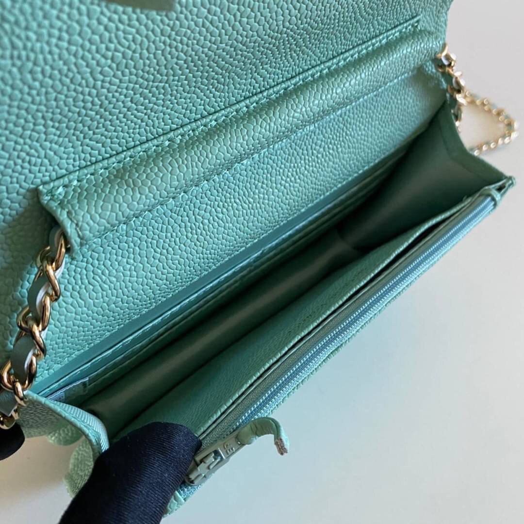 หนังแท้ VIP GIFT CHANEL CLASSIC CROSSBODY CHAIN IN PASSTEL BAG ทำไมน่ารักขนาดนี้ ^^ สีโทนพาสเทลละมุนมากค่ะ งานหายาก สายคิ้วห้ามพลาดเลยน้าาา วัสดุหนังลายคาเวียร์ อยู่ทรงคุณภาพดีตามแบบฉบับของแบรนด์ ขนาดกำลังดี น้ำหนักเบา ด้านหน้ามีโลโก้แบรนด์อะไหล่หรู มีช่อ