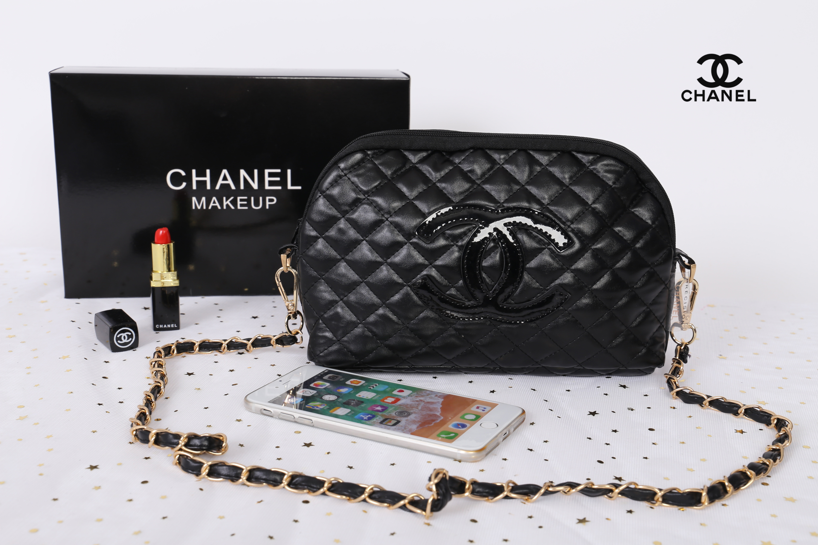 Chanel Quilted Leather Crossbody Bag with gift box สินค้าเป็นของแท้ ใหม่จากเค้าเตอร์เครื่องสำอาง/น้ำหอมแบรนด์ กระเป๋าแบรนด์ Chanel VIP Gift Bag ทำจากหนัง หัวซิปปั้มโลโก้แบรนด์ มาพร้อมสายยาว สายโซ่อะไหล่ทองยาว Crossbody สายถอดเก็บได้ ด้านในบุผ้า ปั้มแบรนด์