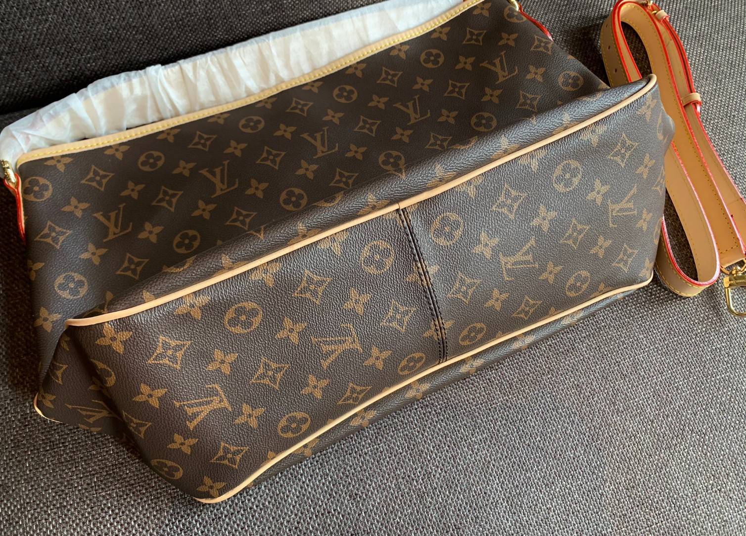 ชอบๆใบใหญ่ ใส่ได้เยอะจริงๆค่าา!! LOUIS VUITTON MONOGRAM DELIGHTFUL ((M)) ((PREMIUM GIFT LV)) พร้อมส่งค่ะสาวๆ กระเป๋าทรงสูง ใบใหญ่ หนังแกะสังเคราห์ นิ่มสวย ขอบหนังขัดสีธรรมชาติ((พื้นผิวจะมีสีดำๆ)) หูหิ้วปั้มโลโก้LV สวย
