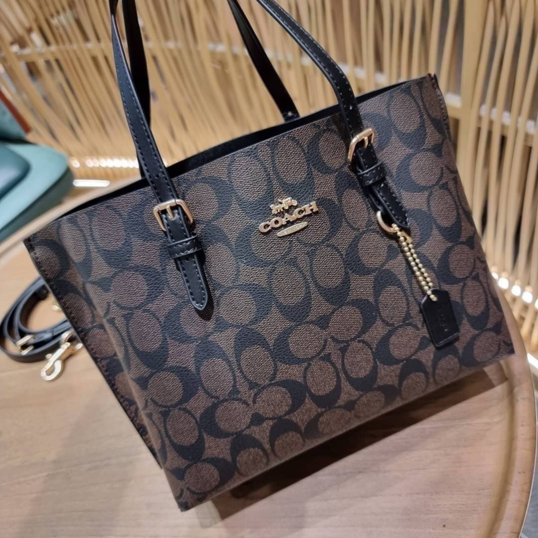 OUTTLET 】COACH MOLLIE TOTE 25 (C4250 C4084) น้องคนสวยอีกหนึ่ง!! กระเป๋าโท้ทไซส์เล็กที่สาวๆหลงรัก ดีไซน์คลาสสิคเหมือนเดิม เพิ่มเติมคือสะดวกขึ้นเยอะ!! ย่อส่วนมาจากใบใหญ่เป๊ะๆ น่ารักน่าใช้มากๆ วัสดุหนัง crossgrain ทนทาน ใช้งานง่าย เรียบหรูดูดีม้าก!! ภายในโล่
