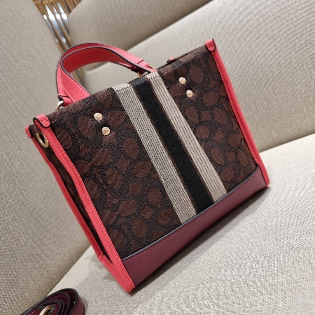 COACH C7083 DEMPSEY TOTE 22 IN SIGNATURE JACQUARD WITH STRIPE AND COACH PATCH คอลเลคชั่นใหม่ สีที่สาวๆรอคอย สวยคม ละมุนและมีความหรูในตัว กับกระเป๋าทรงโท้ท ไซส์กำลังสวย น่ารักน่าใช้ ฟังก์ชั่นการใช้งานสะดวกที่สุด มีทั้งสายคล้องในตัว และสายครอสบอดี้ วัสดุผ้า
