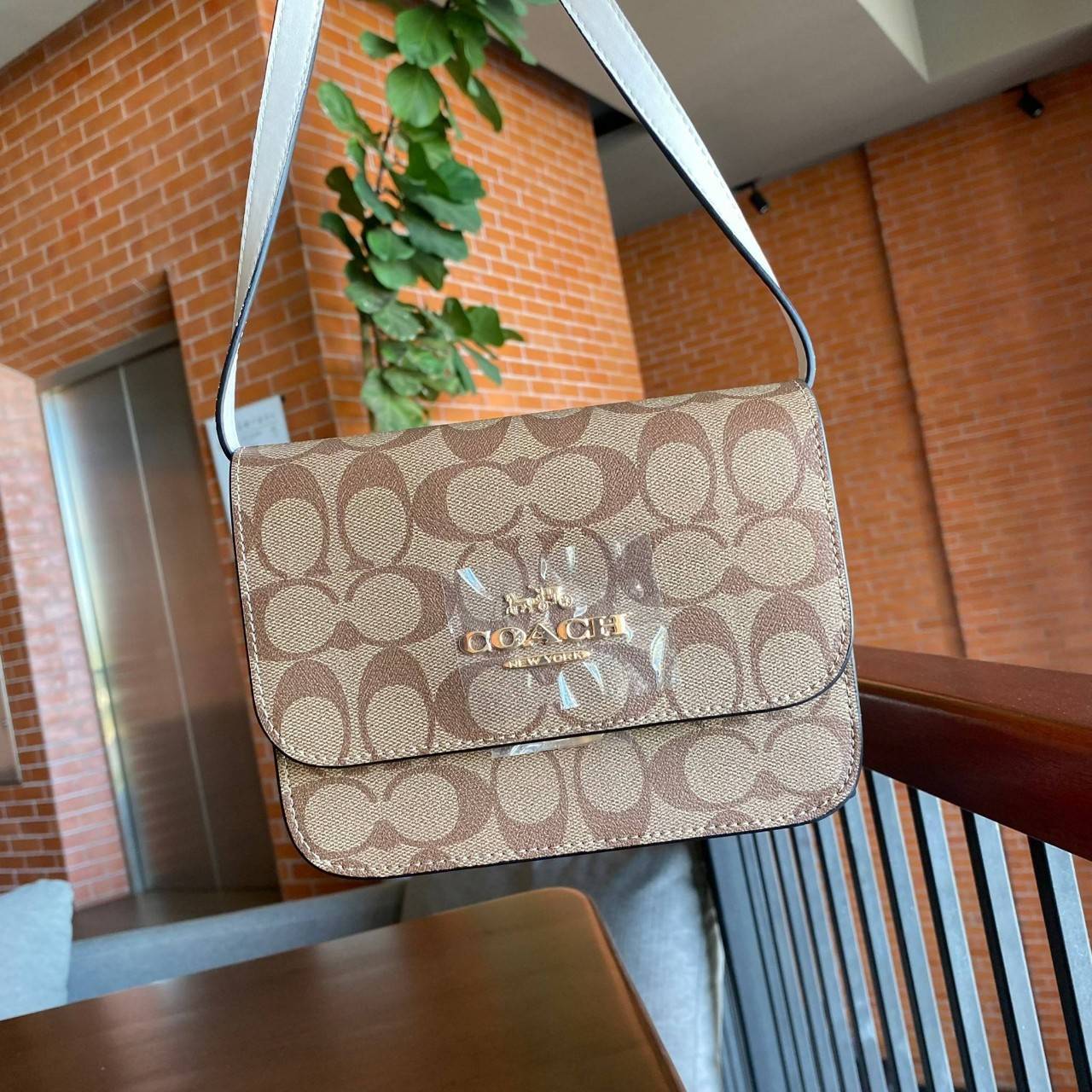 COACH C5592 MINI BRYNN CROSSBODY IN SIGNATURE CANVAS กระเป๋าถือ กระเป๋าสะพาย ไซร์มินิ ลุคคุณหนูสุดเก๋ จะถือเป็นครัชหรือสะพายเป็นครอสบอดี้สุดชิลๆได้หมด วัสดุหนังแคนวาสคุณภาพ ตกแต่งดีเทลหรูด้วยหนังแท้ อะไหล่สีทอง งานสวย เปิด-ปิด ด้วยตัวกด-ล๊อคแบบอัตโนมัติ ด