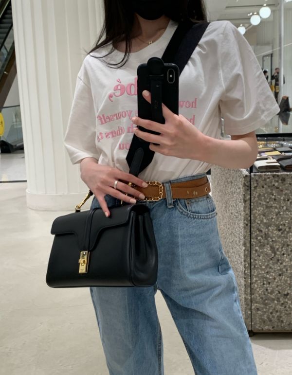 CELINE Teen Soft 16 In Smooth Calfskin / CELINE TRIOMPHE CROSSBODY BAG กระเป๋าสุดเรียบง่ายคงความสไตล์เซลีนเป็นอย่างดี ดีไซน์สวยหรูสุดคลาสสิคหนังเรียบสวยอยู่ทรงเปิดปิดด้วยฝาปิดล๊อคบิดโลโก้แบรนด์อะไหล่ทองวิ้งๆภายในมีช่องแบ่งเป็นสัดส่วนและมีช่องซิปหัวซิปแบรน