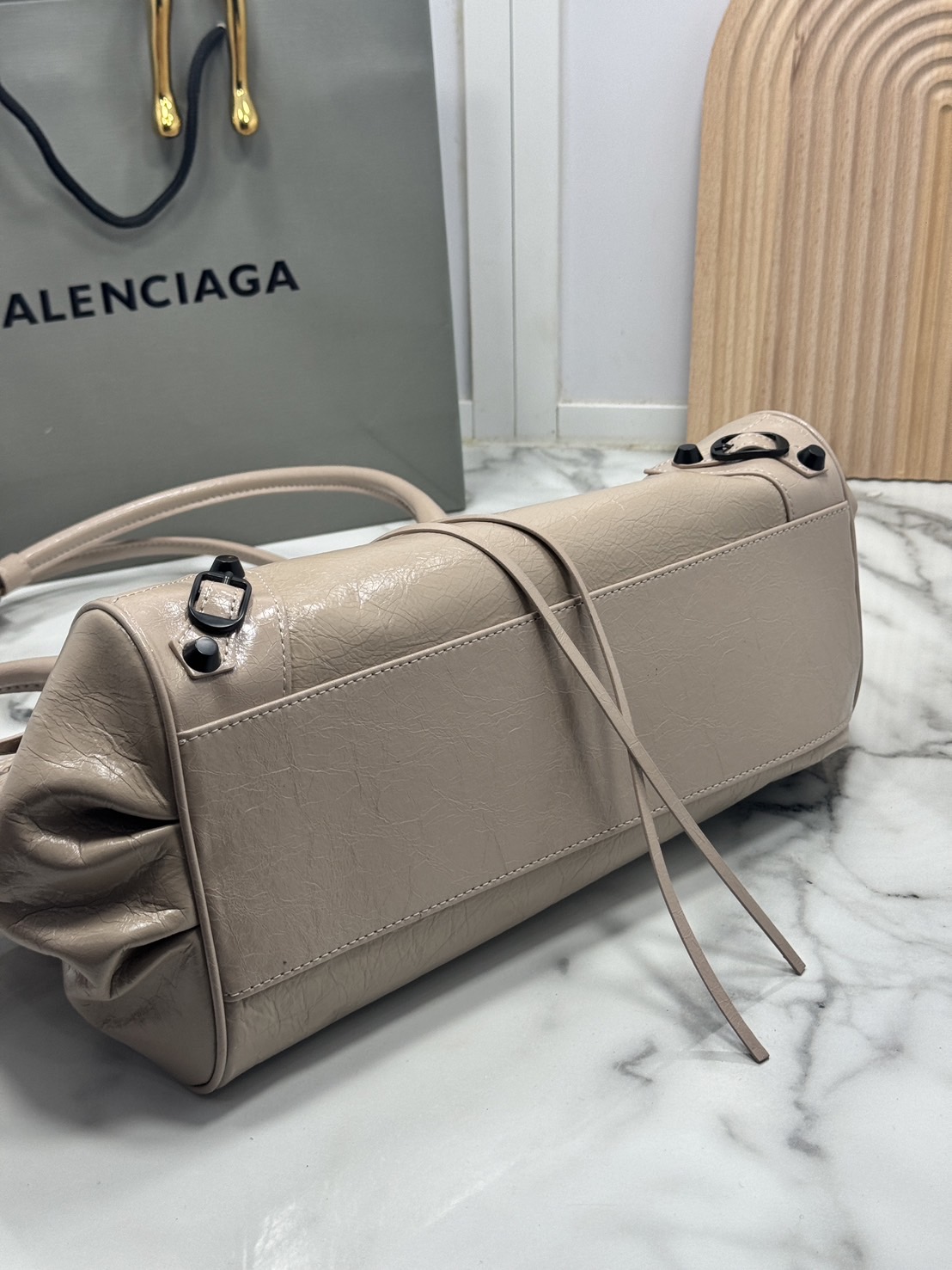 ORI หนังแท้ | Balenciaga Le City Bag East-west Bag 32cm กระเป๋าถือ/สะพายข้างทรงยาวดีไซน์โดดเด่นสวยเท่ล้ำสมัย ที่สุดแห่งความไอคอนิกไม่เหมือนใคร มีกิมมิคและลูกเล่นแพรวพราว