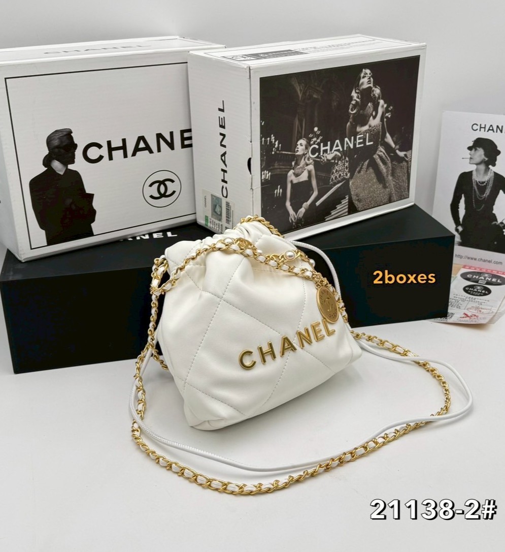 Chanel 22 mini bag กระเป๋าสะพายดีไซน์สุดเรียบหรู โดดเด่นจากสายสะพายโซ่สีทอง และเหรียญโลโก้ เพิ่มความแพงไปอีก ใช้ได้ง่ายๆไปเลยทุกโอกาส เกินต้านที่สุดกับไอเท็มนี้