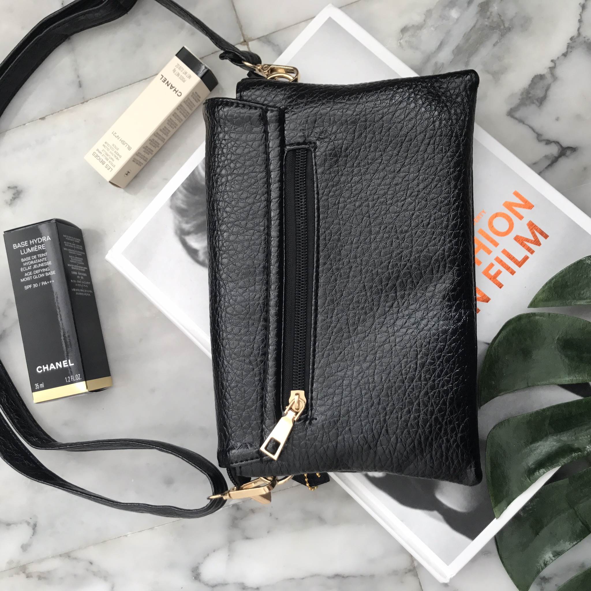 เอาใจสาวๆ ที่ต้องการหากระเป๋าสะพายทรงนี้ สีดำ อะไหล่ทอง เรียบหรูมากคะ จากแบรนด์ Massimo Dutti ตัวกระเป๋าสะพาย ปรับเก็บสายถือเป็น clutch bag ได้คะ มีสายคล้องข้อมือ ขนาดกะทัดรัด พร้อมช่องแยกเก็บของถึง 3 ช่องใหญ่ ใส่ กระเป๋ายาว มือถือ iphone 6 plus ได้คะ น้ำ