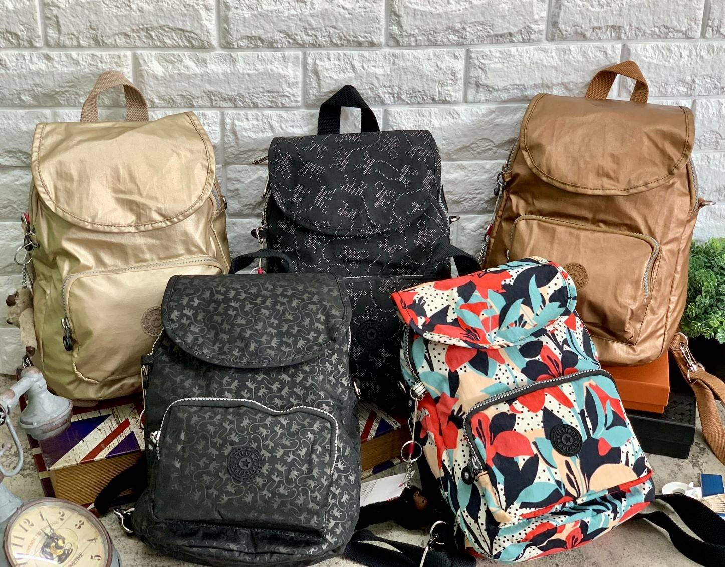 New!! Kipling Backpack//Shoulder Bag >>Kipling factory oem HK 🍭สินค้าราคาพิเศษค่ะ🍭 ✔️กระเป๋าสะพายหลัง//สะพายข้างได้ สุดคุ้มค่ะรุ่นนี้!! ✔️วัสดุไนล่อน ด้านหน้ามีช่องซิปเล็กใส่มือถือหรือของจุกจิกค่ะ ✔️เปิดปิดกระเป๋