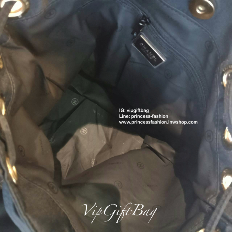 Best Seller มากี่รอบๆก็หมดค้า♡♡♡ กับกระเป๋าทรง Nylon Bucket Style จับจีบน่ารัก ของแท้จากงาน vip gift เคาเตอร์แบรนด์ chanel ตัวกระเป๋าทรงจากไนล่อน กันน้ำทั้งใบ อะไหล่ทองปั้มแบรนด์ ด้านหน้าปักเลื่อม CC สุดหรู ด้านในจุของได้เยอะ บุผ้าปั้