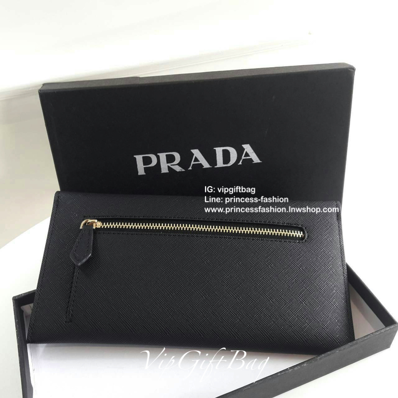 พร้อมส่งครบสีค่าาา กระเป๋าสตางค์ยาว *ทรงหรู จากงานพรีเมี่ยมกิ้ฟ จากเคาเตอร์ต่างประเทศ จากแบรนด์ PRADA ลายหนัง saffiano ของแท้ 100% เปิดปิดฝาพับ มีช่องใส่บัตร 6 ช่อง ด้านในมีช่องใหญ่2ช่อง ใส่ได้ถึงแบงค์พัน หรือจะใส่มือถือได้ถึง Iphone+ และช่องซิปใส่ของจุกจ