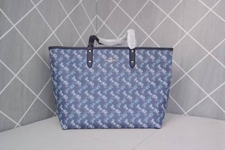 COACH 91107 REVERSIBLE CITY TOTE WITH HORSE AND CARRIAGE PRINT ใช้ได้ 2 ด้าน 🔺ทรง Tote รุ่นแนะนำค่ะ!! วัสดุ pvc อย่างดี นิ่มยวบตัวสวย ลายรถม้าทั้งใบค่ะ (ในไทยหายากค่ะลายนี้) 📌สามารถใช้ได้ทั้งด้านในและด้านนอกนะคะ สวยทั้ง2ด้านเลยทีเดียว เป็น