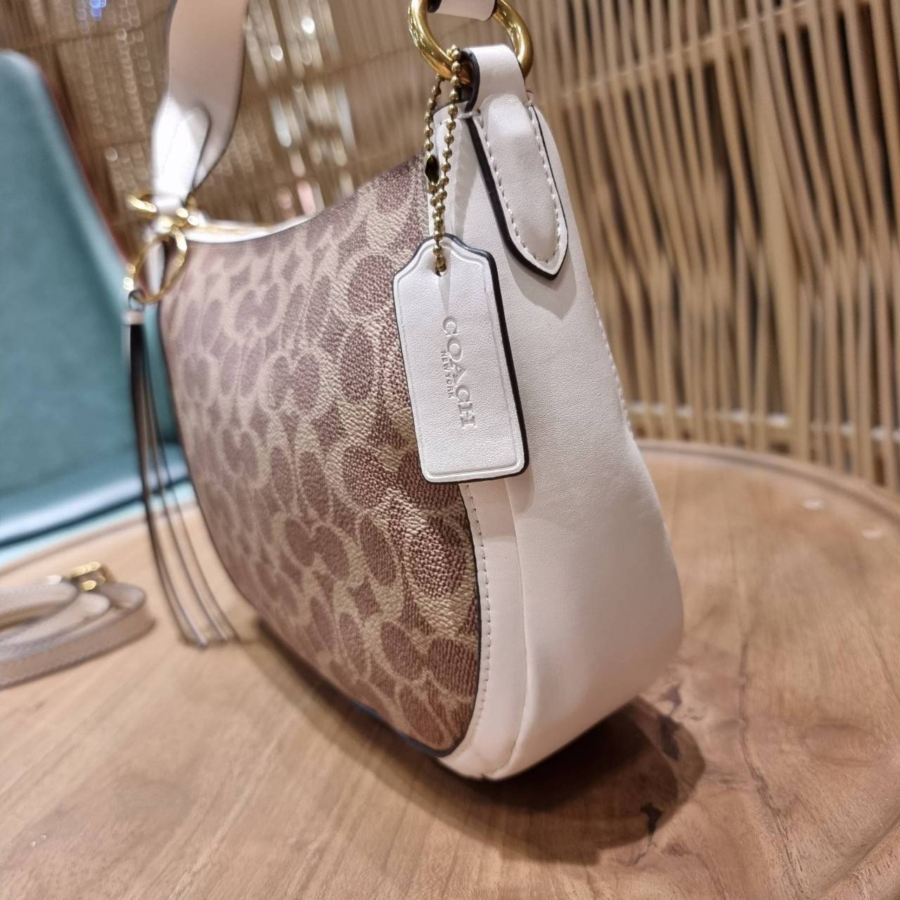 COACH 52577 SUTTON CROSSBODY IN SIGNATURE CANVAS กระเป๋าสะพายไหล่ สวยคลาสสิค สไตล์วินเทจ ใบใหญ่จุใจ วัสดุหนังแคนวาสเคลือบลาย สายคล้องไหล่ในตัว ภายในโล่งกว้าง จุของได้เยอะแน่นๆ มาพร้อมสายสะพาย crossbody ที่จะถอดออก หรือจะสะพายก็เก๋ สวยโดดเด่นแน่นอน พร้อมเส