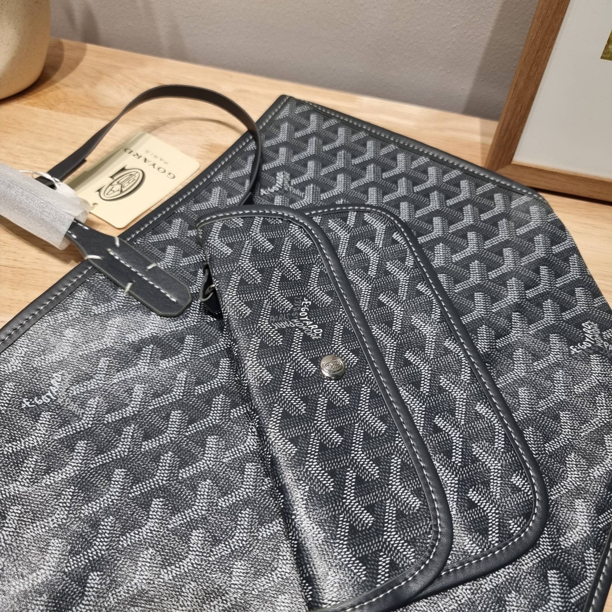 GOYARD ANJOU REVERSIBLE TOTE กระเป๋าสะพายทรงโท้ท ใบใหญ่จุใจ!! กลับด้านใช้ได้ทั้ง 2 ด้าน มาครบสีขายดี เลิศทุกสี รูปทรงคลาสสิค ดีไซน์เป็นเอกลักษณ์ ใช้งานได้หลากหลาย สามารถกลับด้านใช้ได้แบบไม่มีเบื่อ วัสดุหนังแคนวาสพิมพ์ลายสวยคม