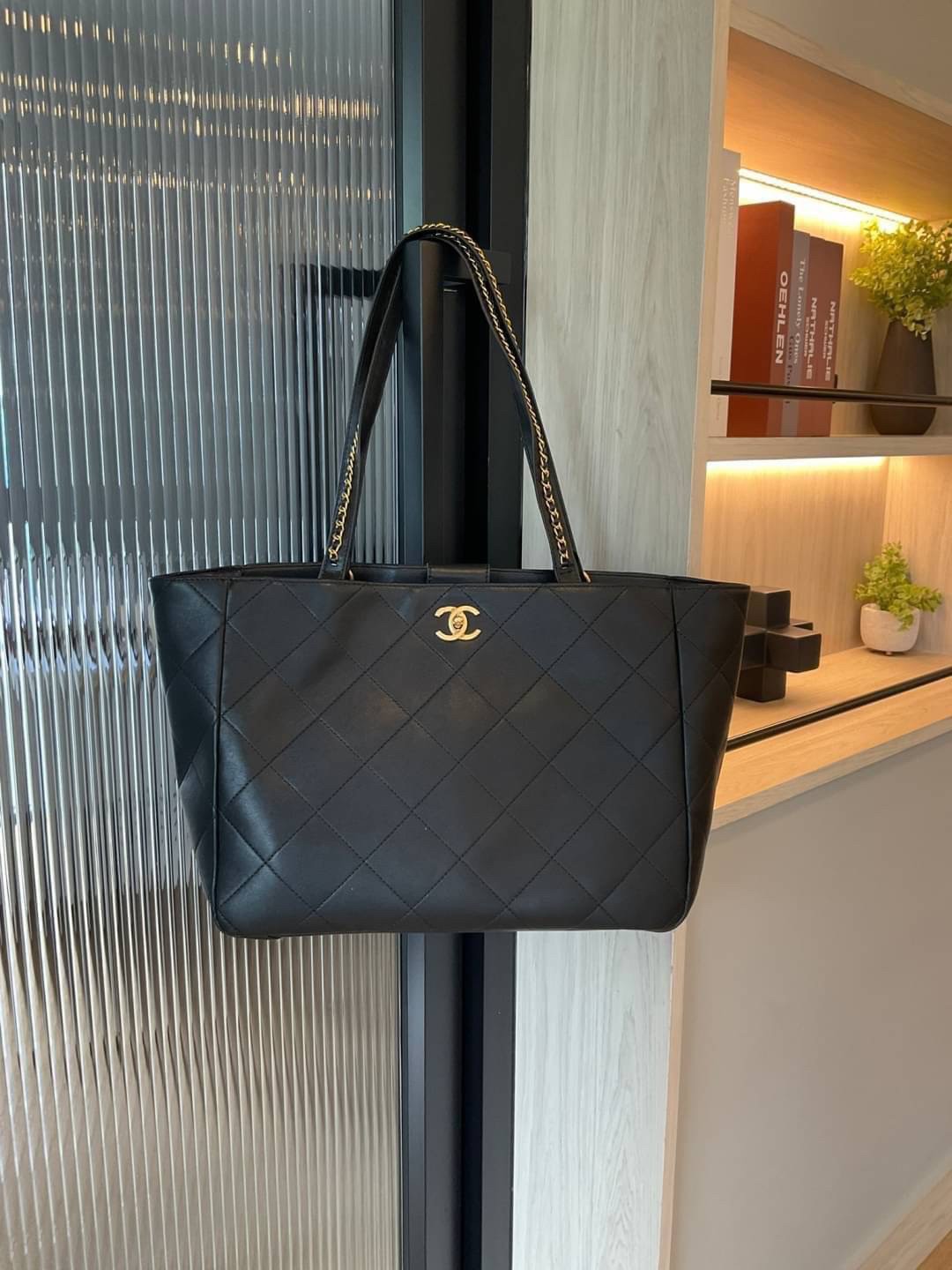 รุ่นใหม่ล่าสุด ทรงที่สาวๆรอคอย CHANEL LEATHER TOTE BAG ไซส์ใหญ่อลัง ตัวกระเป๋าเป็นหนังเต็มใบ เนื้อหนาดีมาก อะไหล่ทองวินเทจ ประดับโลโก้แบรนด์สุดหรู