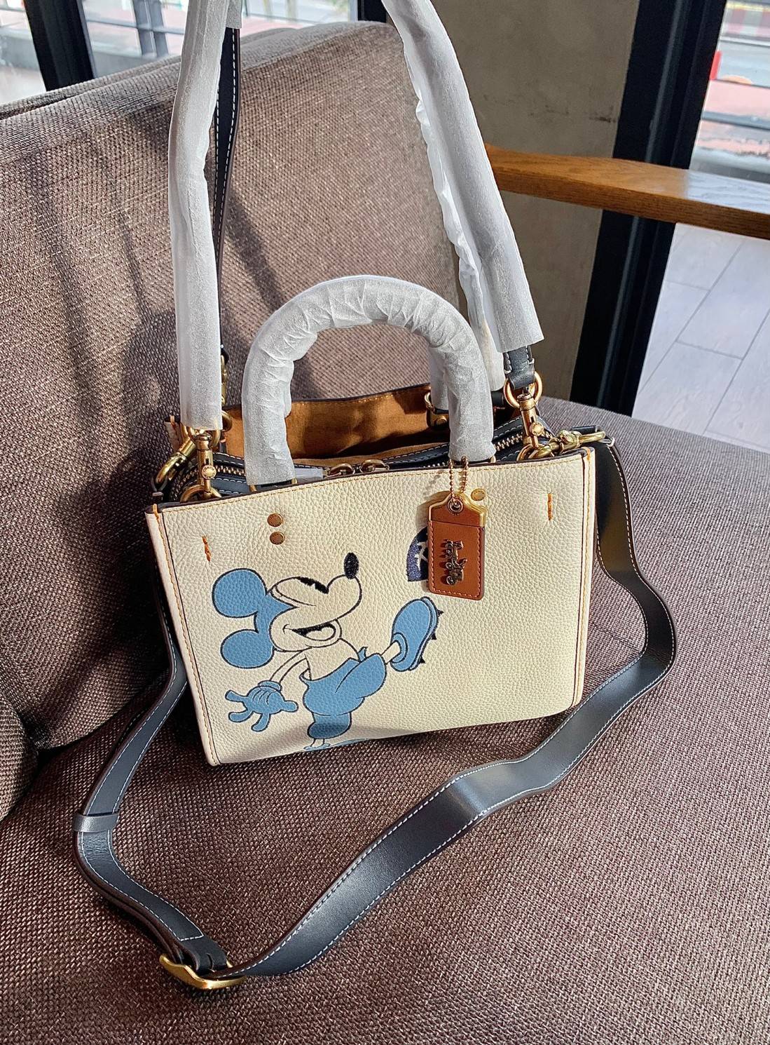 LIMITED EDITION!💥 💋สวยต้องยกนิ้วให้นางไปเลยจร้าา👍👍 COACH DISNEY X COACH ROGUE 25 WITH MICKEY MOUSE((C6166)) 📌พร้อมส่งที่ไทยก่อนใคร คุณภาพจัดเต็มบอกเลย หลงรักแน่นอนค่ะ! ✔️กระเป๋าหิ้ว//คล้องไหล่//สะพายข้างได้ ส