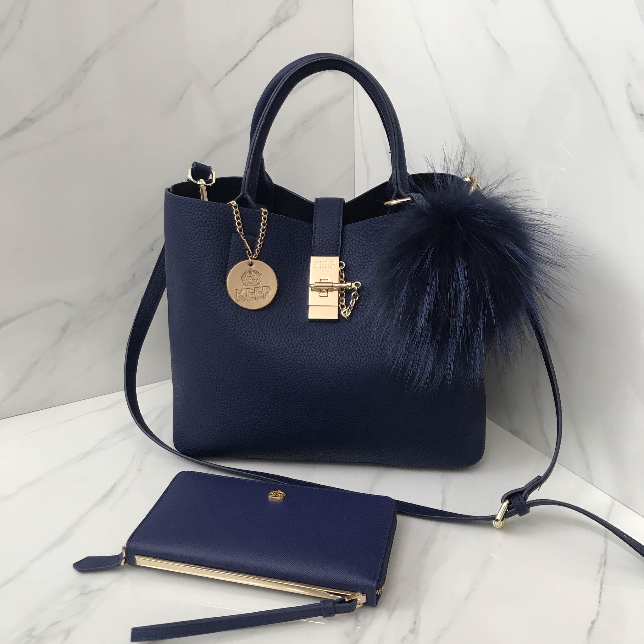 สีใหม่ Royal Navy พร้อมส่งละค่า • KEEP LALA BAG • พร้อมส่ง 2 ขนาด ตามการใช้งาน 👑สวย หรู เวอร์วัง อีกแล้วค่า กับกระเป๋า 2 in 1 ปรับเก็บทรง ได้ถึง 2 แบบ มาพร้อมพวงกุญแจ ปอมปอม ฟรุ้งฟริ้ง น่ารักมาก คะ ตัวกระเป๋าเป็นหนังเนื้อดีที่สุด เนื้อนิ่ม ลายหนัง