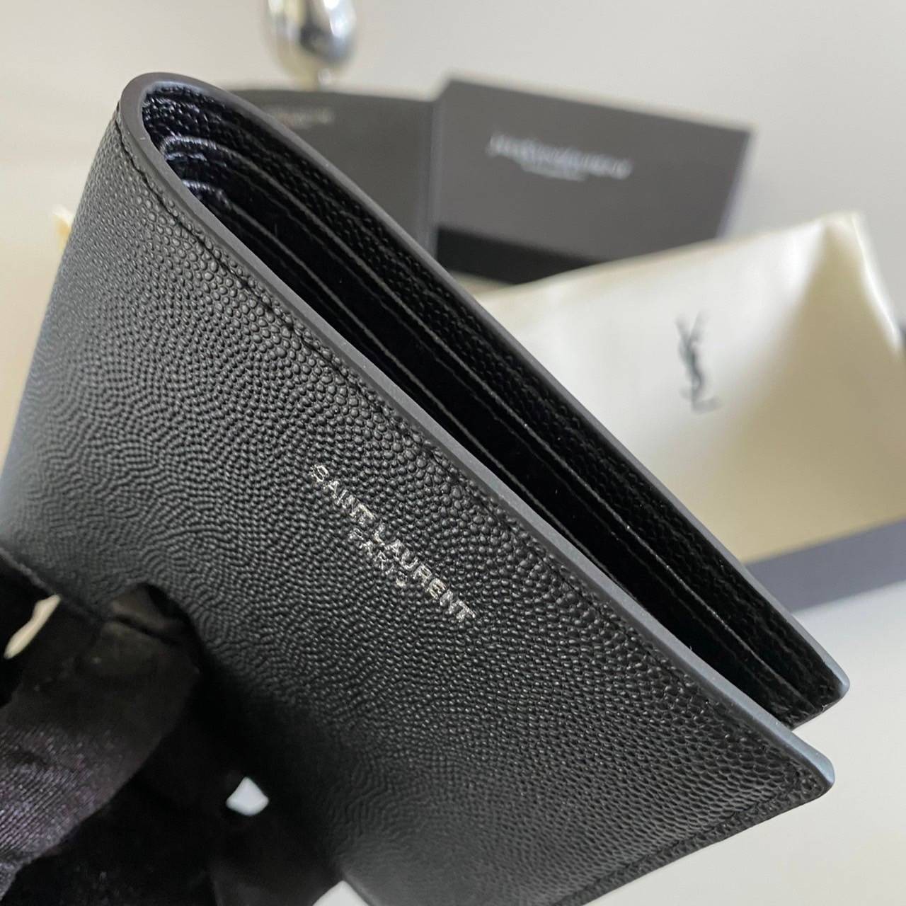 หนังแท้ Yves Saint Laurent YSL Wallet / YSL Long Wallet กระเป๋าสตางค์ผู้ชายใบสั้น/ยาว ใช้งานง่าย เรียบแต่หรู หนังอัดลายคาเวียร์มีช่องใส่การ์ดได้เยอะ งานหนังแท้ทั้งใบ ภาพสินค้าถ่ายจากงานขายจริง ใช้งานต่างประเทศได้