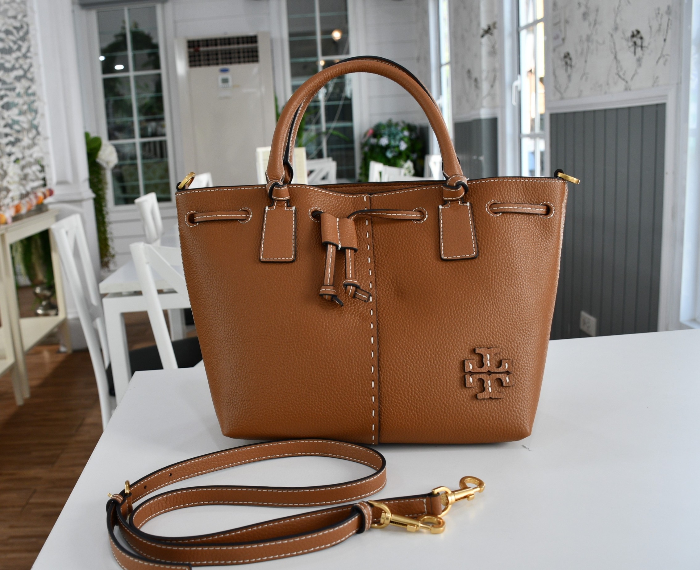 OUTLET 】TORY MCGRAW SMALL DRAWSTRING กระเป๋าถือหรือสะพายข้าง วัสดุหนังวัวแท้ อะไหล่ทอง เปิด-ปิดด้วยสายหนังรูด จะถือหรือสะพายข้างได้Crossbodyได้ น้ำหนักเบาจุของได้เยอะ ด้านหน้าประดับโลโก้แบรนด์ ด้านในมีช่องเล็กสำหรับใส่บัตรใส่ตังค์ได้ มีสายยาว ปรับสายได้ ถ