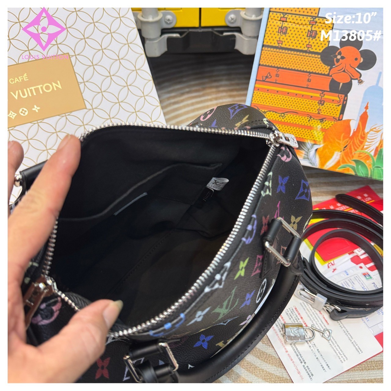 LV x TM - Speedy Bandoulière 25 bag กระเป๋าทรงหมอน รุ่นใหม่ท็อปฮิต สวยหรูโดดเด่น มีชีวิตชีวาในคอลเล็คชั่น LV x Murakami ด้วยลายโมโนแกรมสุดไอคอนิกเปี่ยมสีสันที่รังสรรค์ขึ้นใหม่จากพาเลตต์สีสุดป๊อปอันเป็นเอกลักษณ์